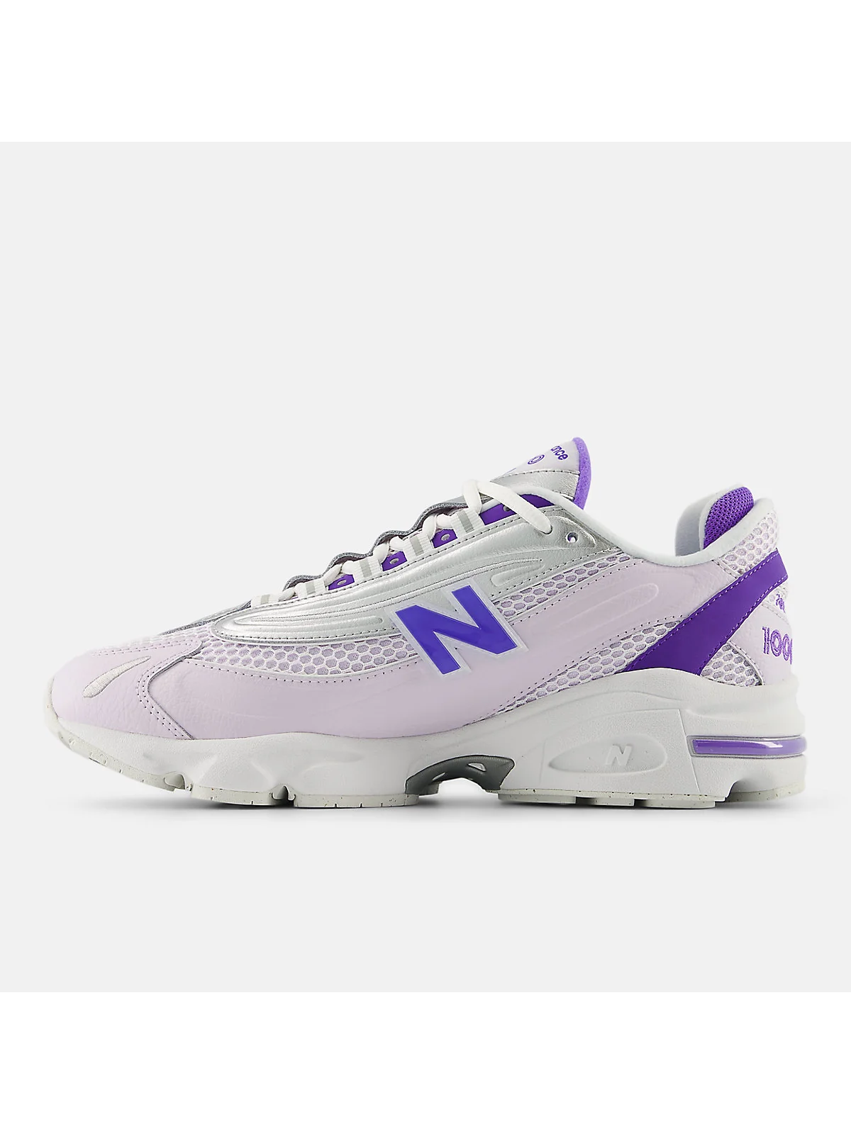 Кроссовок New Balance 1000, боковой вид со спины