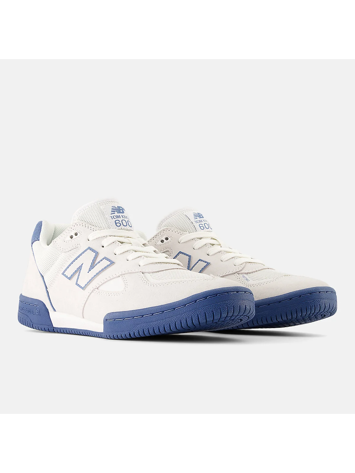 Вид сзади серо-голубых кроссовок New Balance с голубой вставкой на пятке.