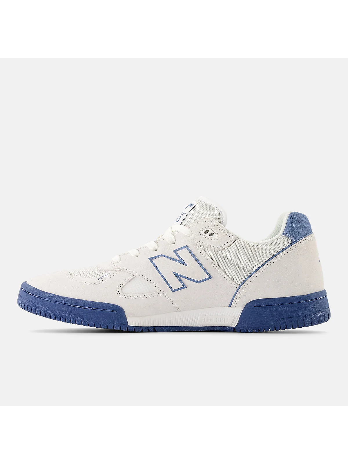 Серо-голубые кроссовки New Balance с голубыми элементами, вид под углом.