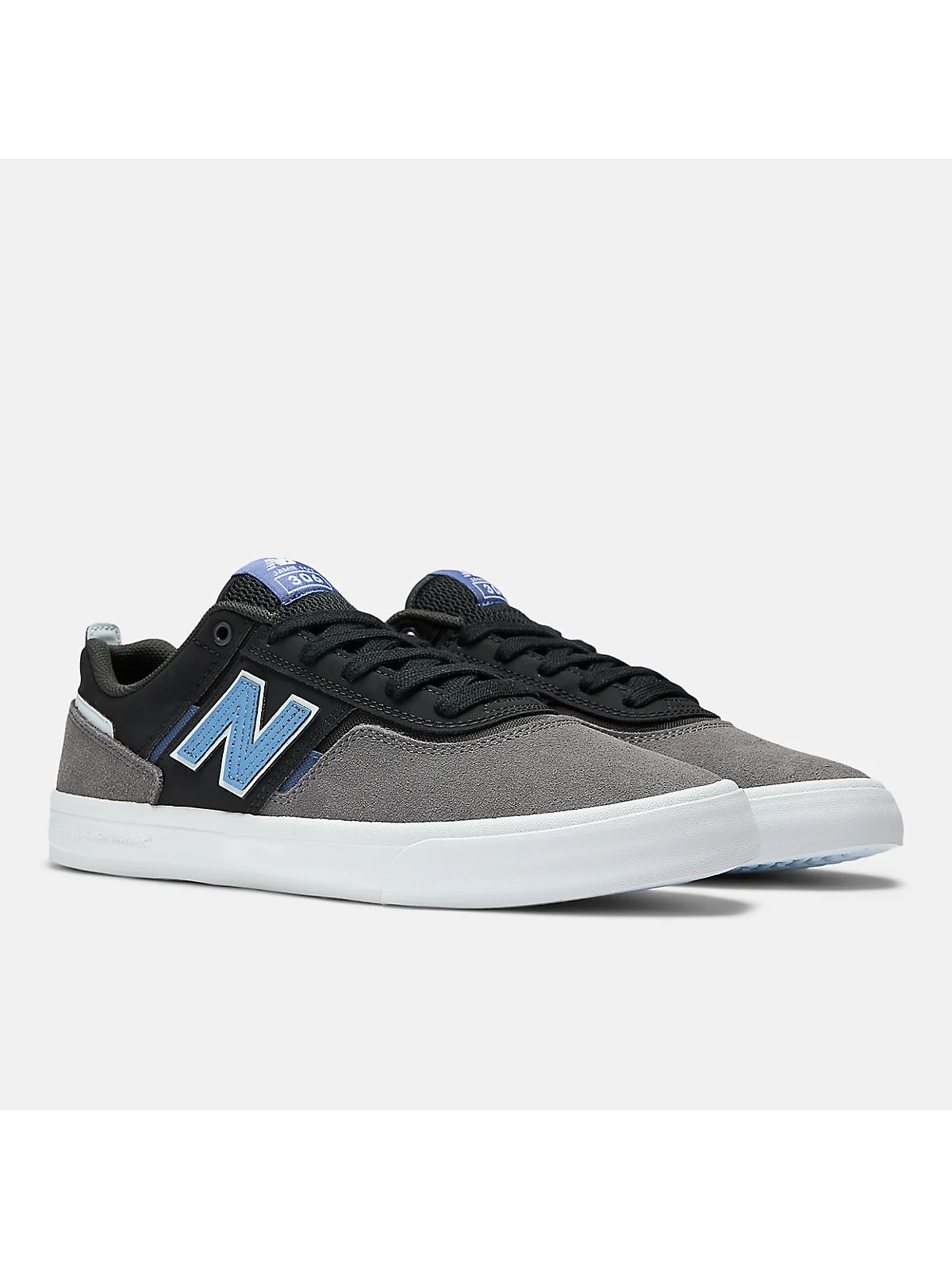 Вид сзади серо-чёрных кроссовок New Balance с белым акцентом на пятке.