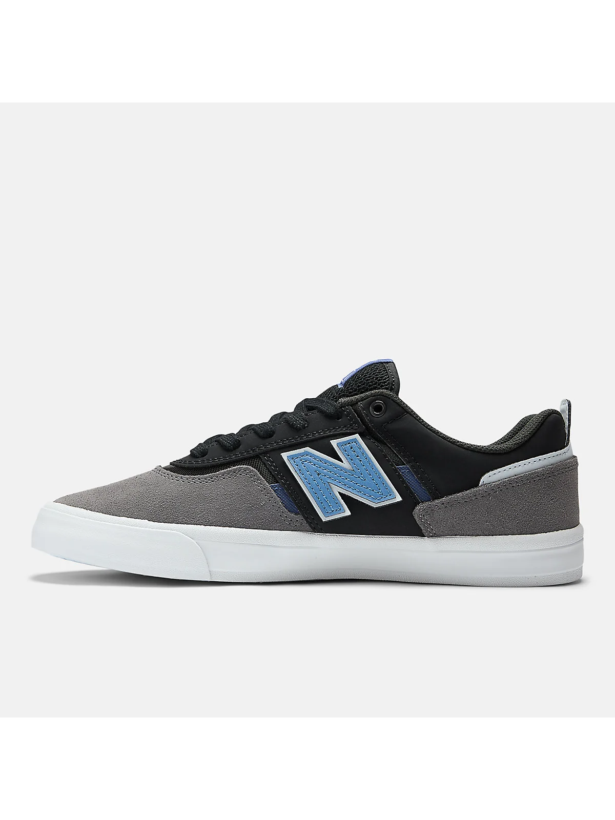 Серо-чёрные кроссовки New Balance с белой полосой, вид под углом.