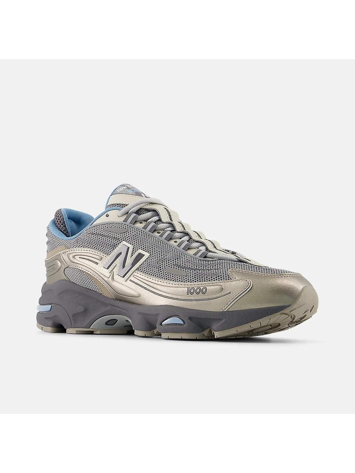 Разноцветные кроссовки New Balance с голубыми деталями, вид под углом.
