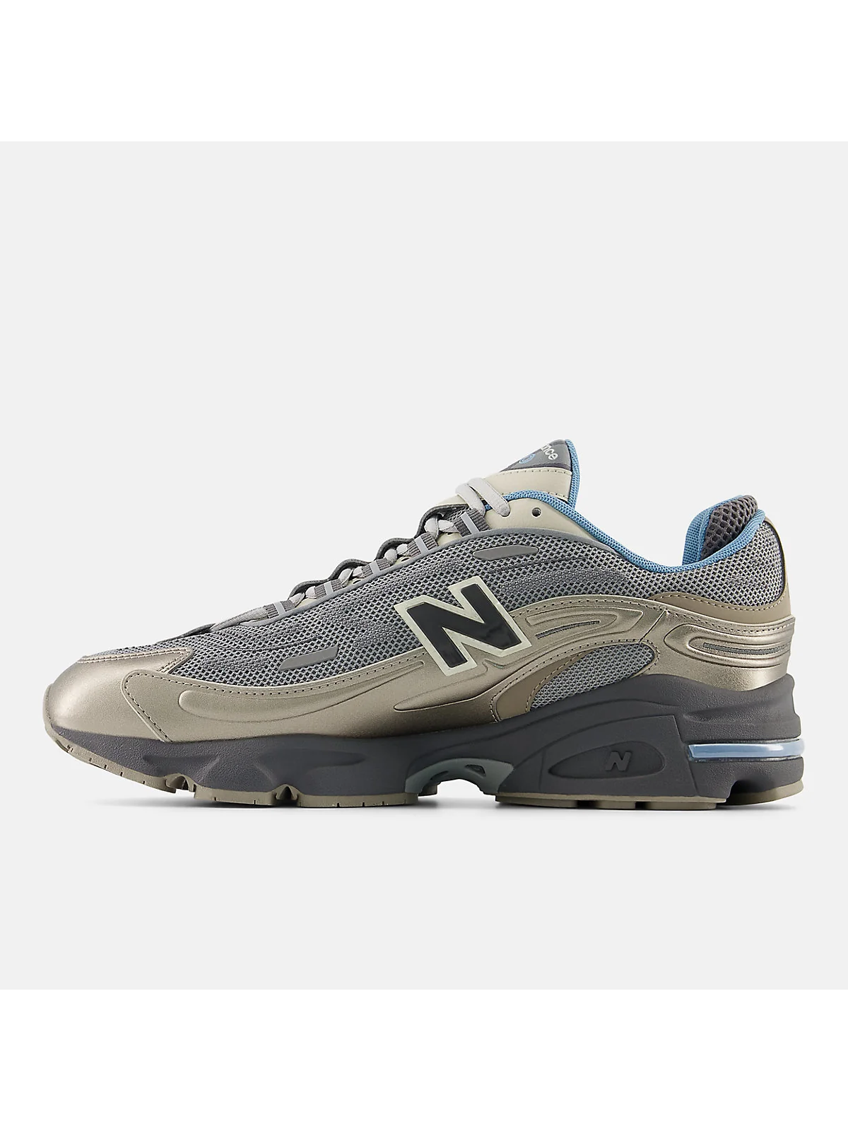 Вид сзади разноцветных кроссовок New Balance с голубым акцентом пятки.