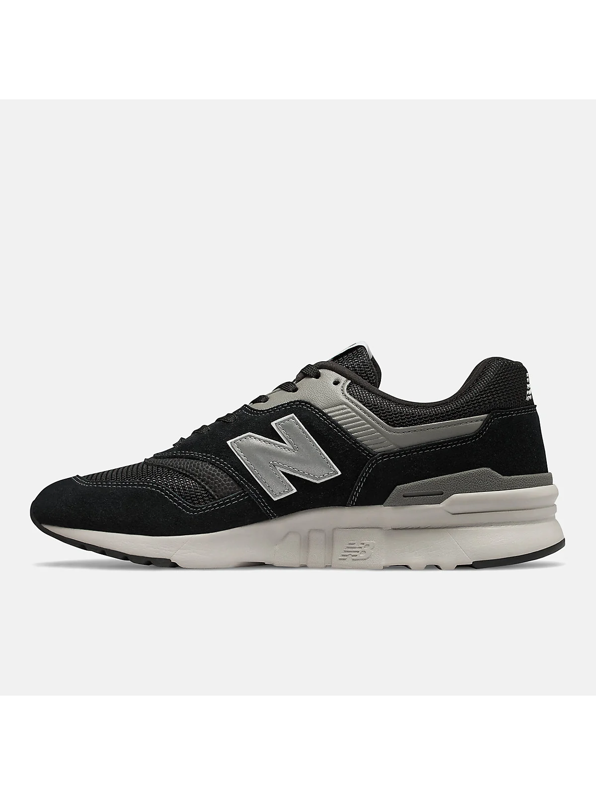 Чёрные кроссовки New Balance 997H, трёхчетвёртный вид с сеткой и логотипом.