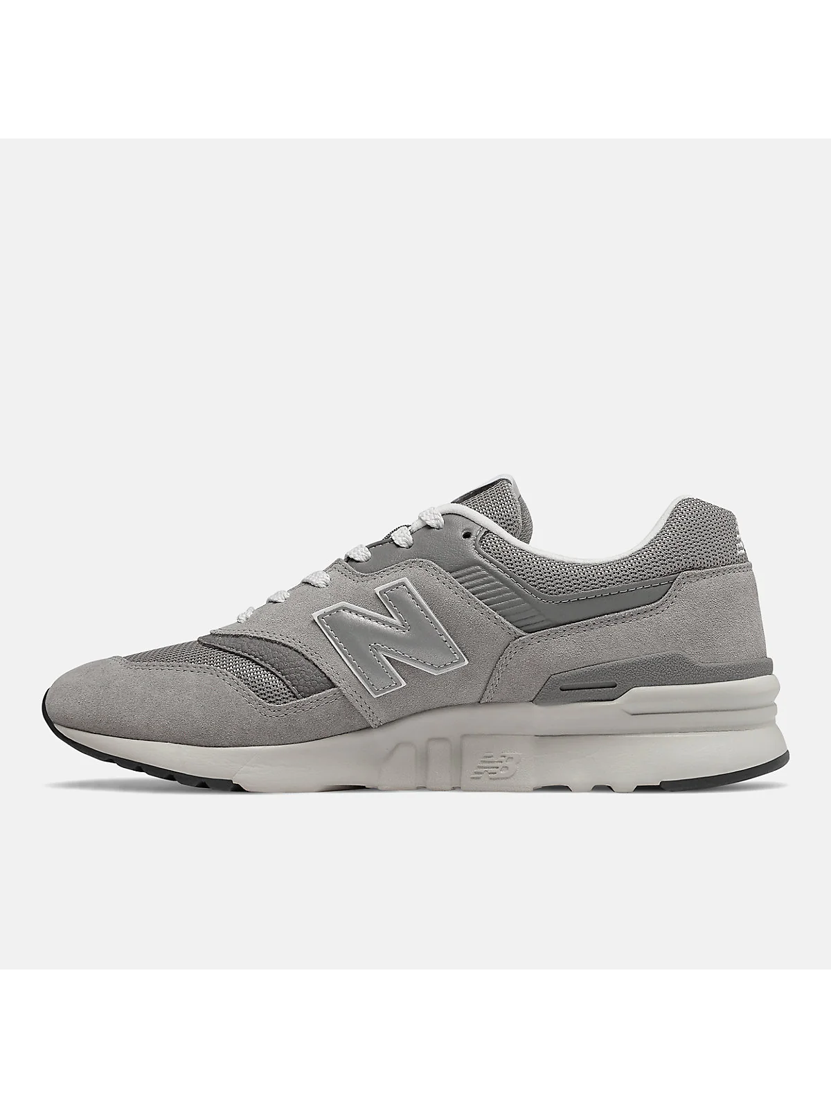 Светло-серые кроссовки New Balance 997H, вид сверху с сетчатым верхом.