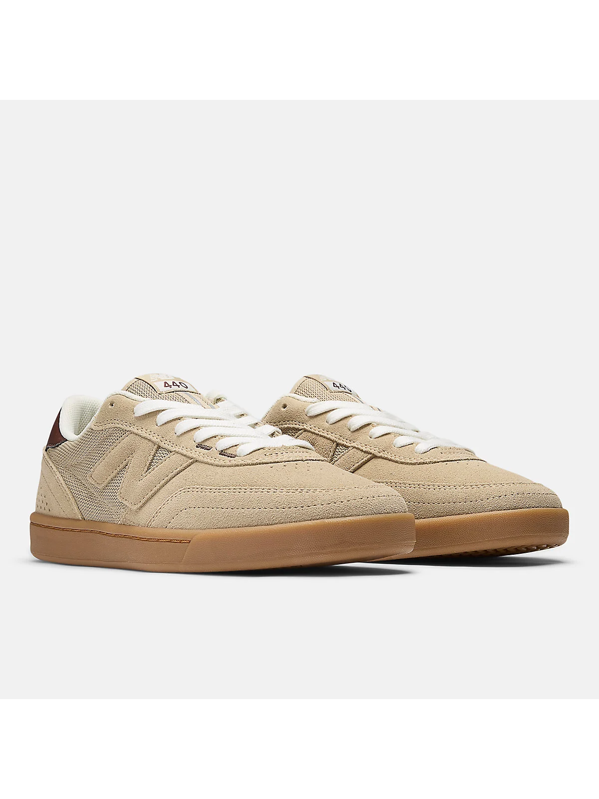 Бежевые кроссовки New Balance 440, вид сверху с панелями сетки.