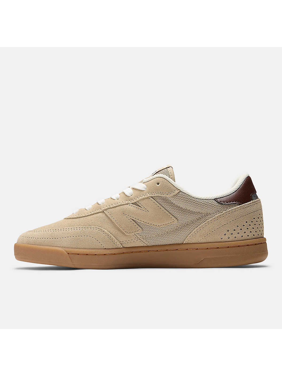 Коричневая подошва и боковой контур скейтовых кроссовок New Balance 440.