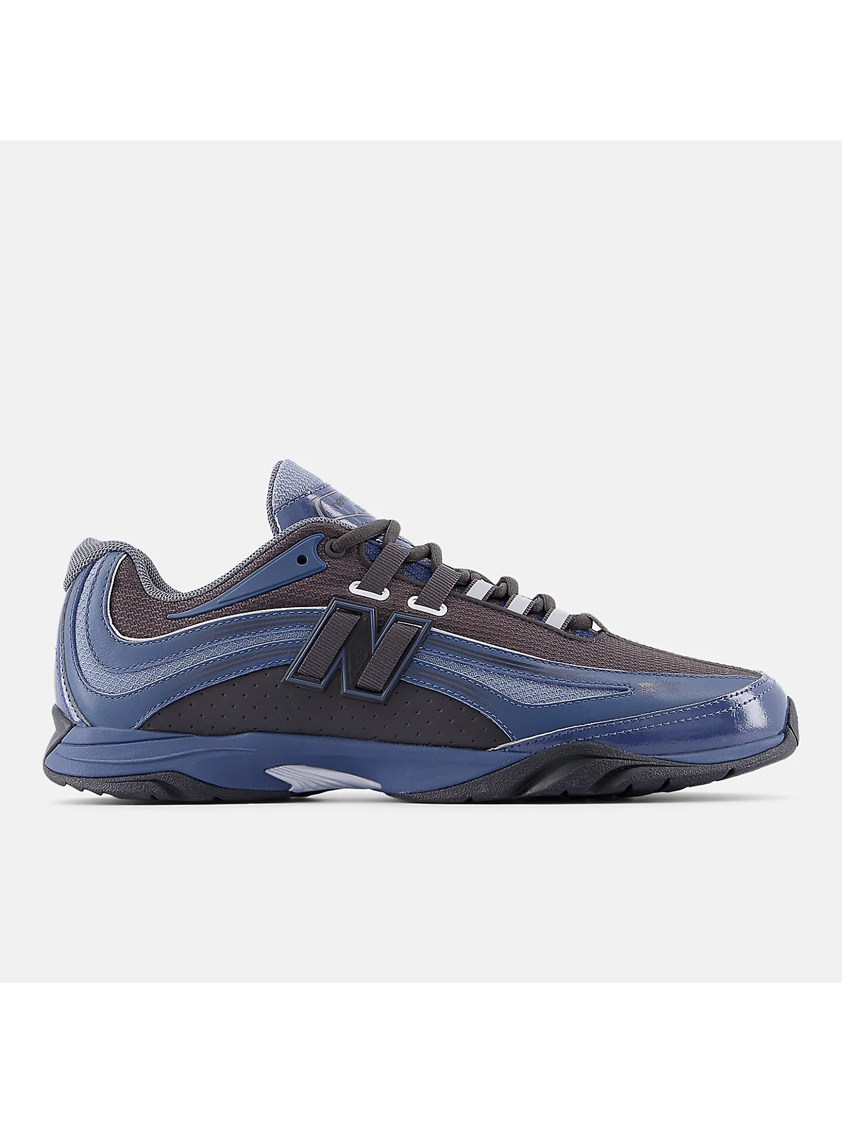 Чёрные кроссовки New Balance с голубыми вставками, вид сбоку