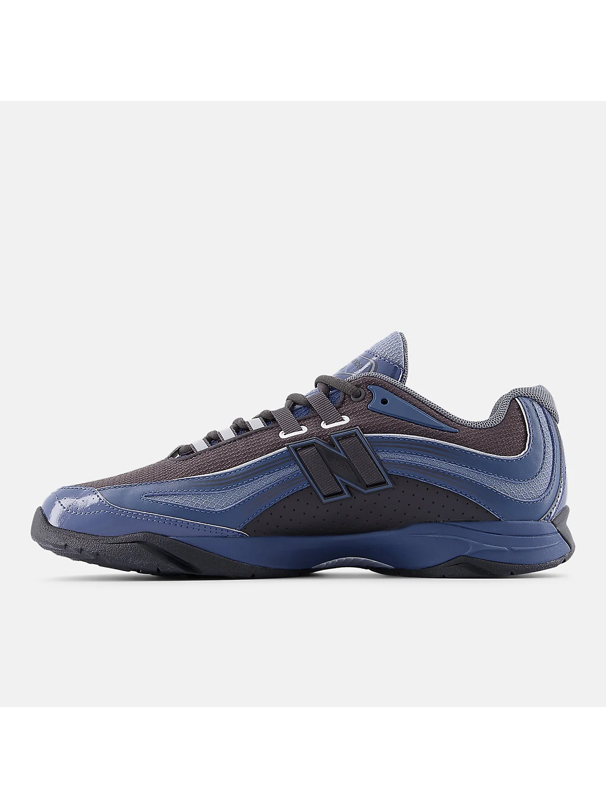 Подошва чёрных кроссовок New Balance с голубым элементом