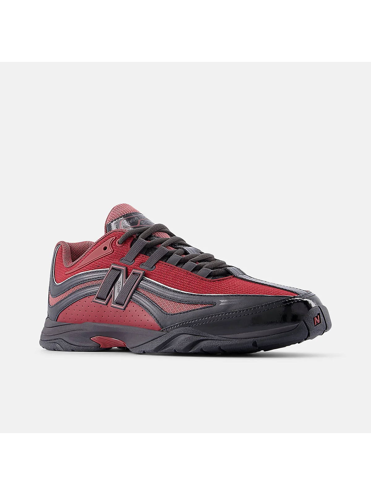Бордовые кроссовки New Balance с чёрными панелями, другой ракурс