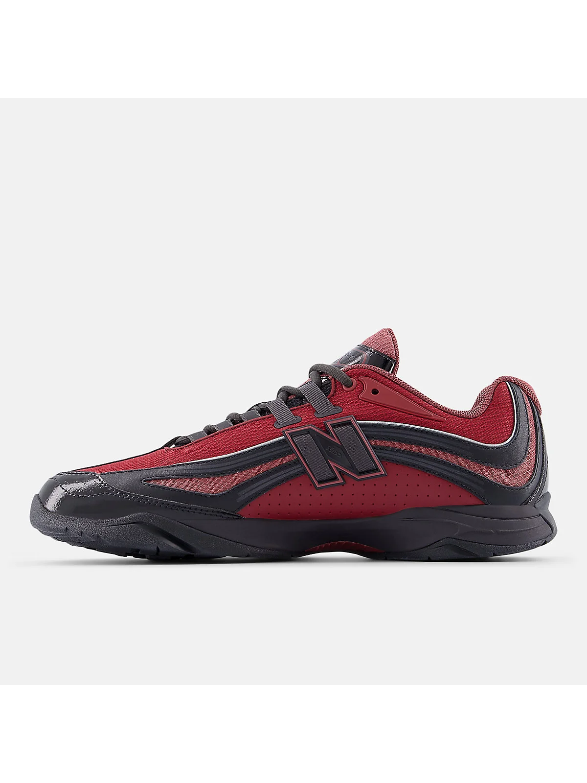 Подошва бордово-красных кроссовок New Balance с чёрным элементом