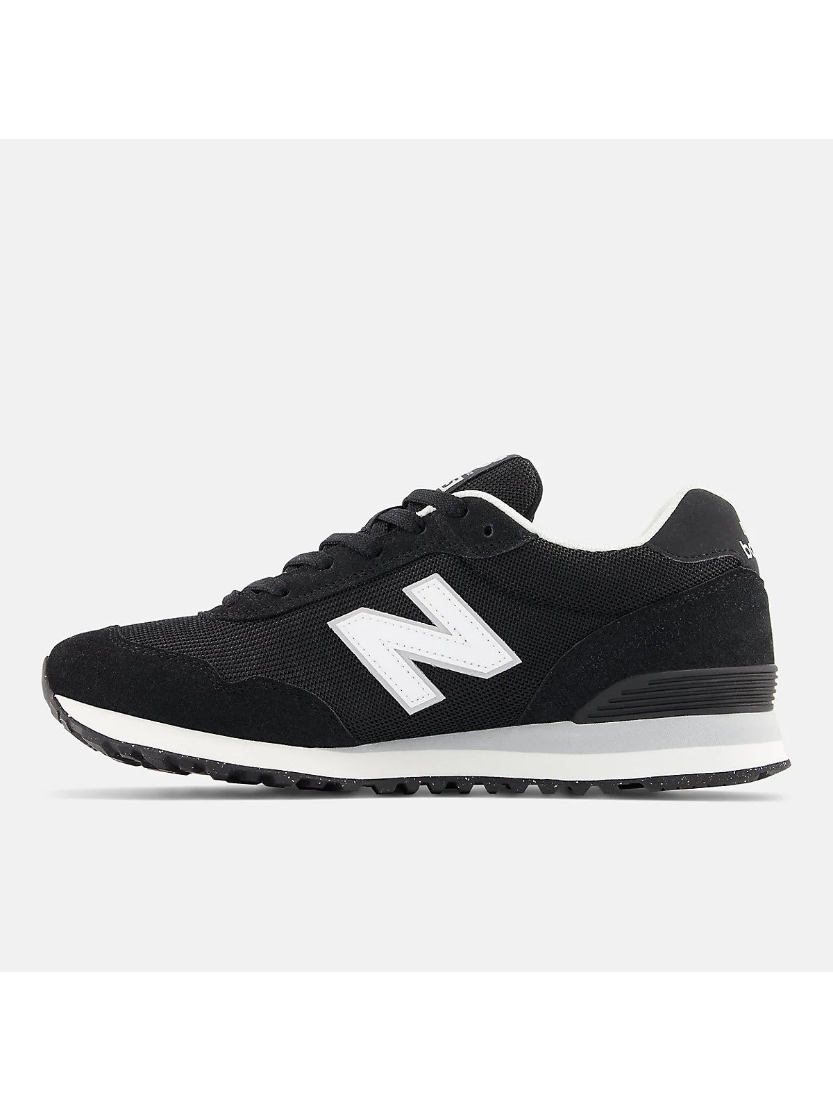 Подошва тёмно-синих кроссовок New Balance с белой промежуточной подошвой