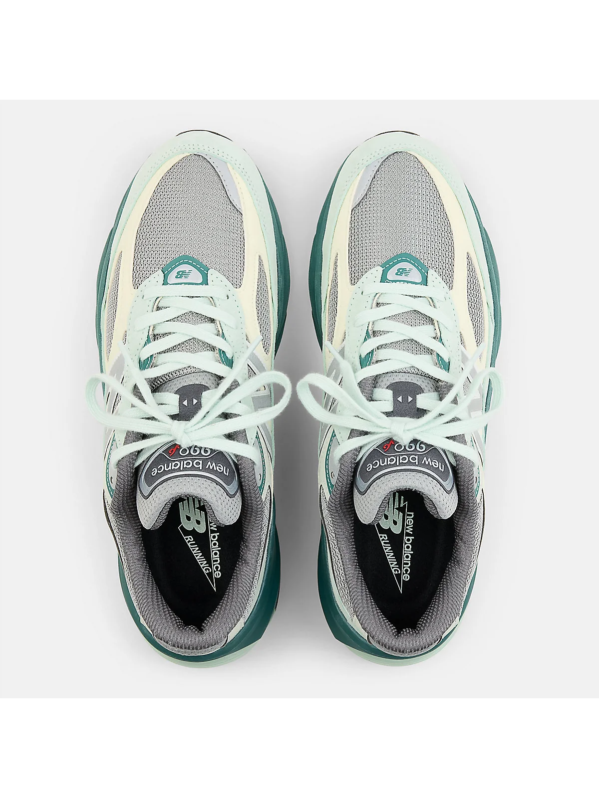 Вид сверху кроссовок New Balance 990v6 с серыми и синими вставками