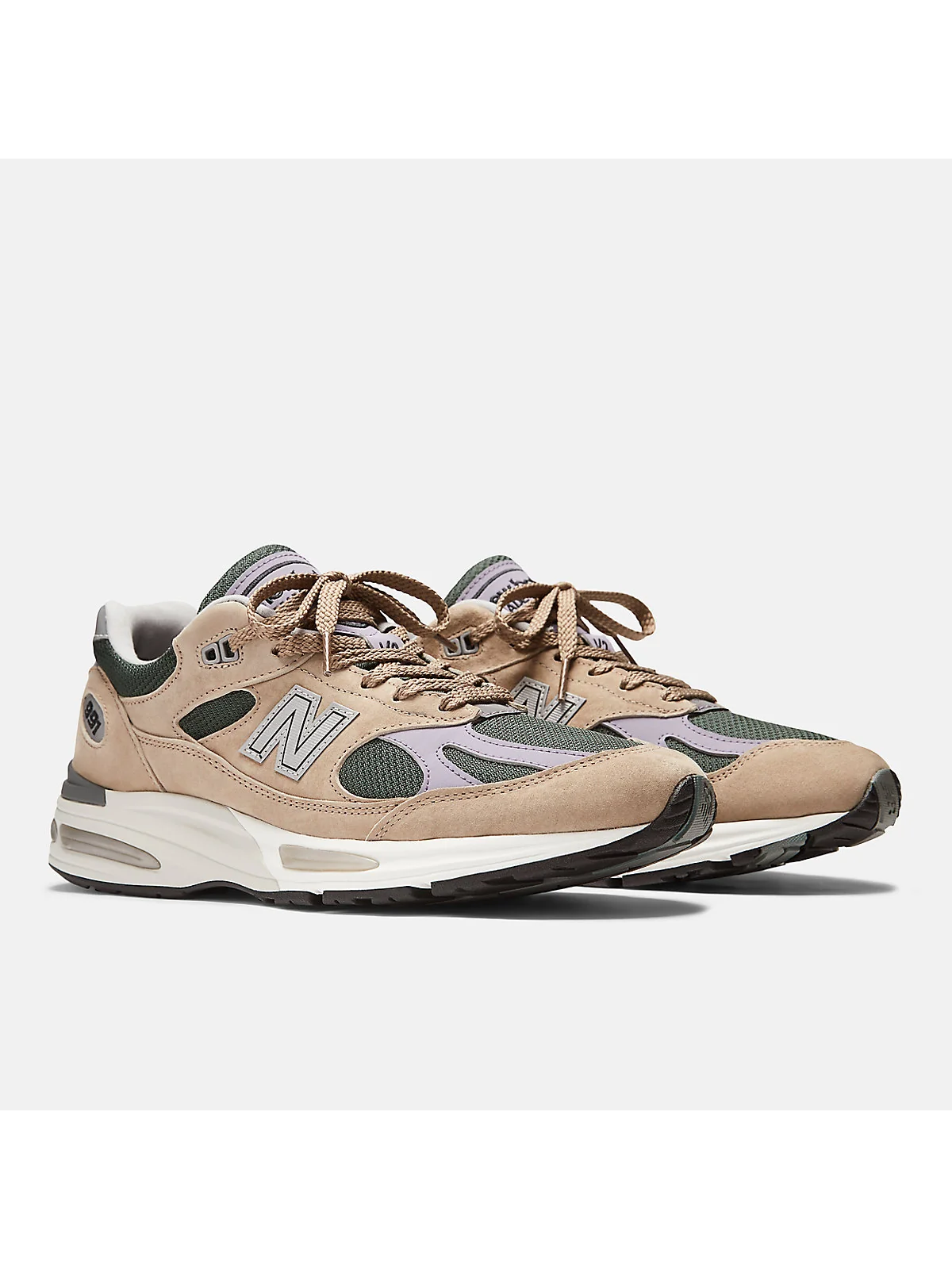 Чёрные кроссовки New Balance 991V2 с фиолетовой панелью, трёхчетвертной вид.