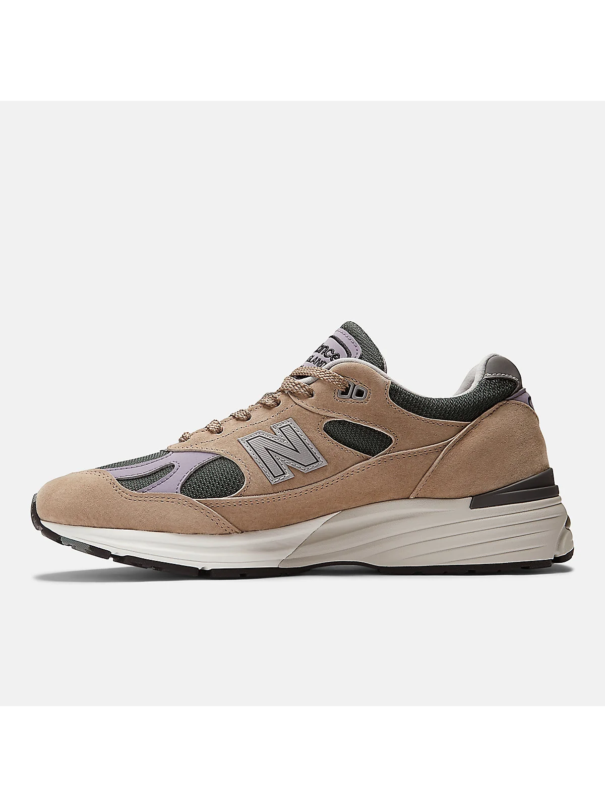 Подошва кроссовок New Balance 991V2 с белой и чёрной отделкой, вид снизу.