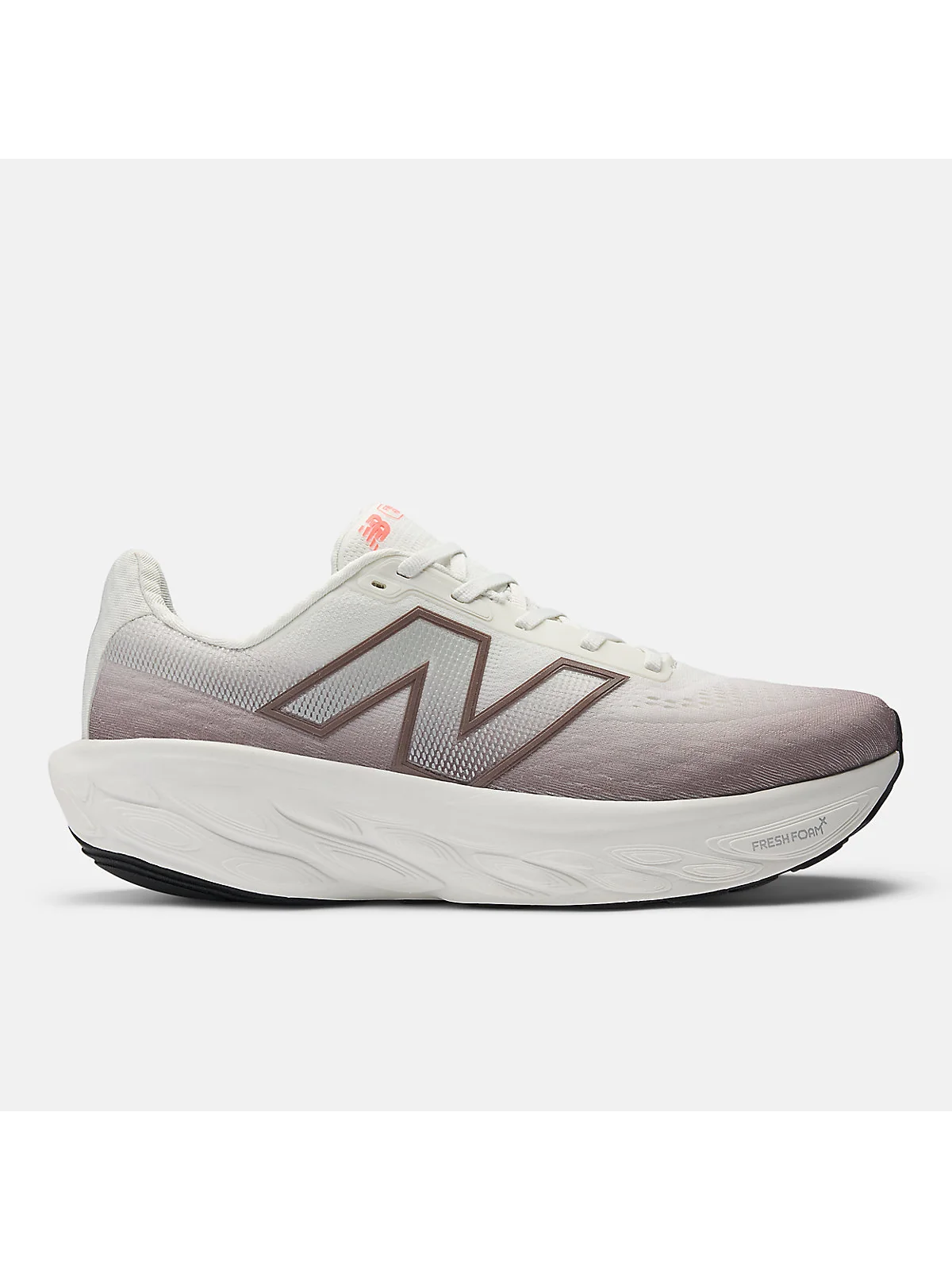 Белые кроссовки New Balance Fresh Foam X 1080v14 с зелёным логотипом, вид сбоку.