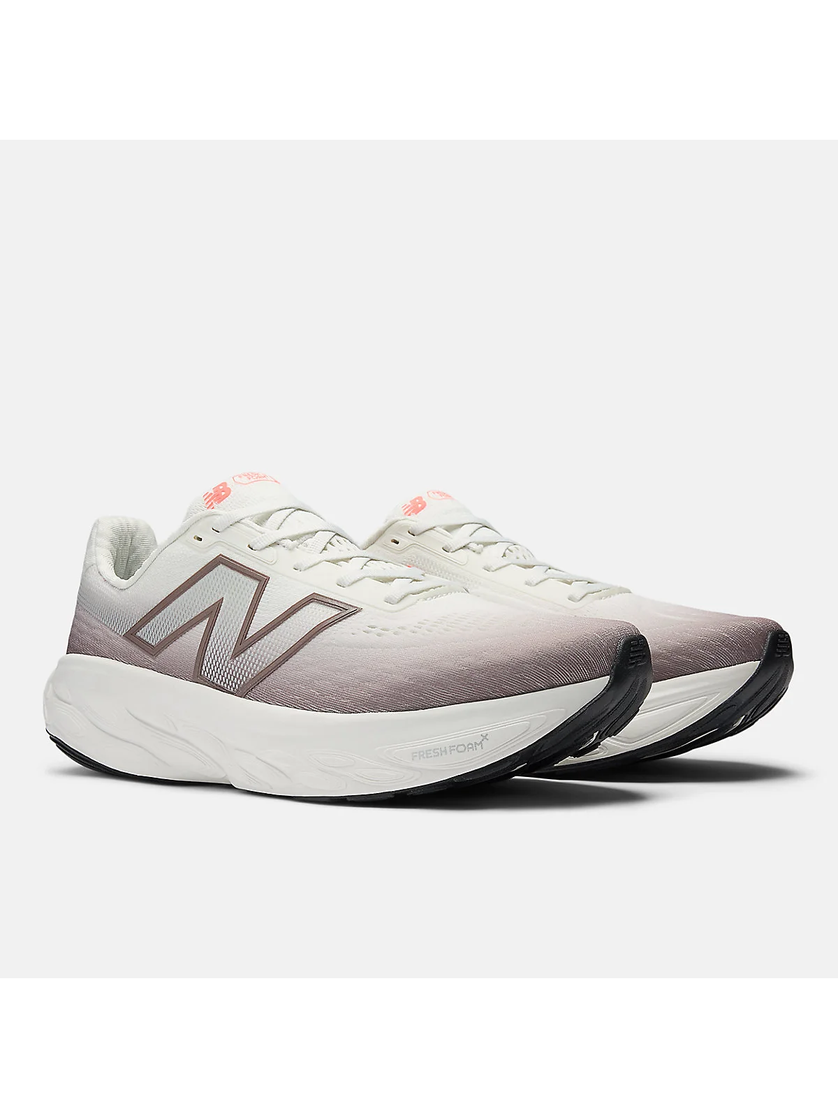 Пара белых кроссовок New Balance Fresh Foam X 1080v14 под углом, вид спереди.