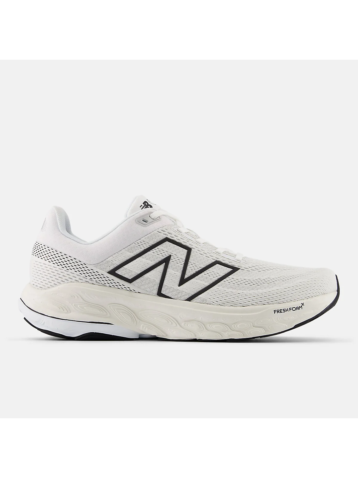 Чёрные беговые кроссовки New Balance с белой и серой подошвой, вид сбоку.