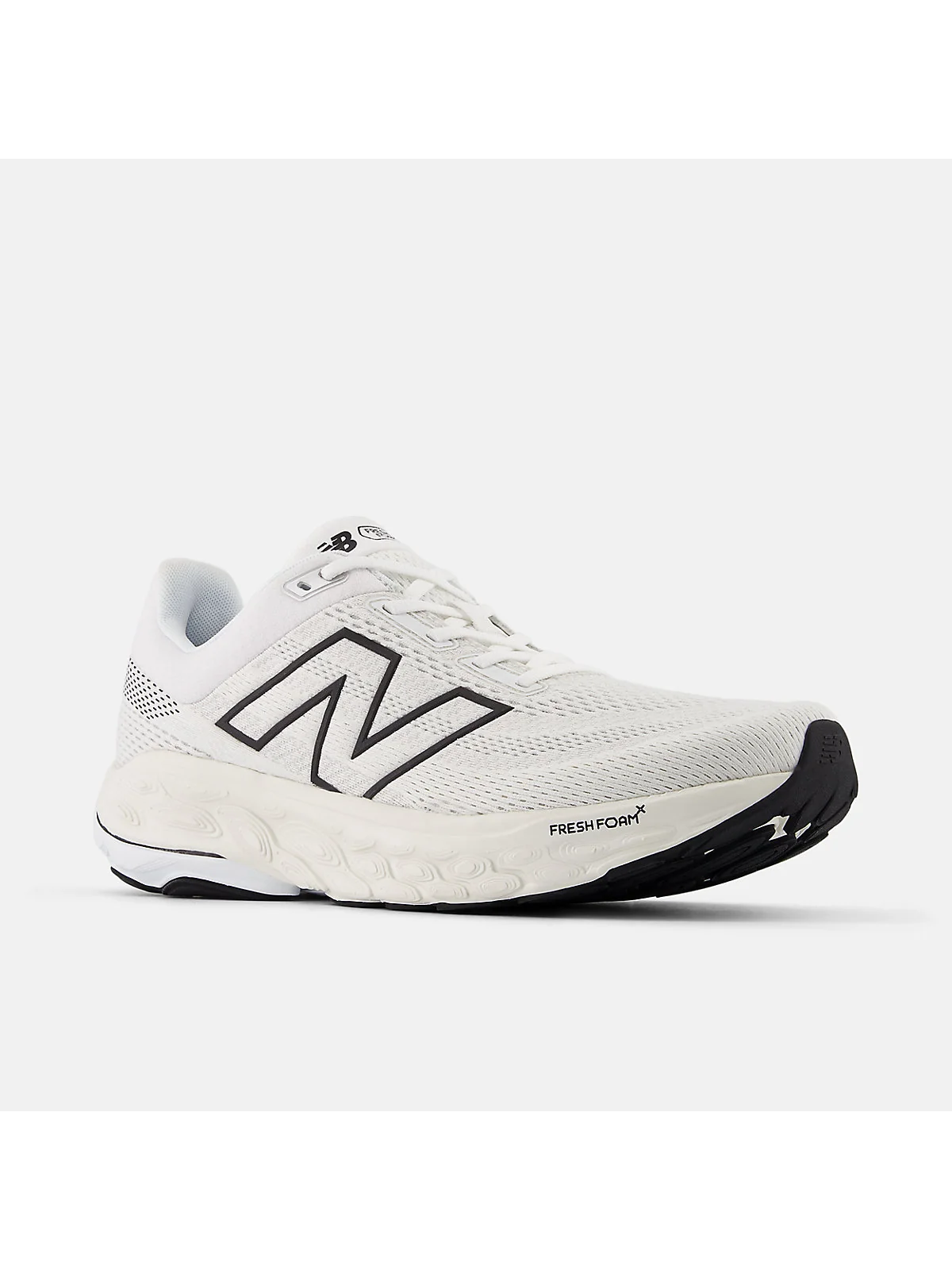 Беговые кроссовки New Balance чёрные, фронтальный вид, видна белая подошва и логотип N.