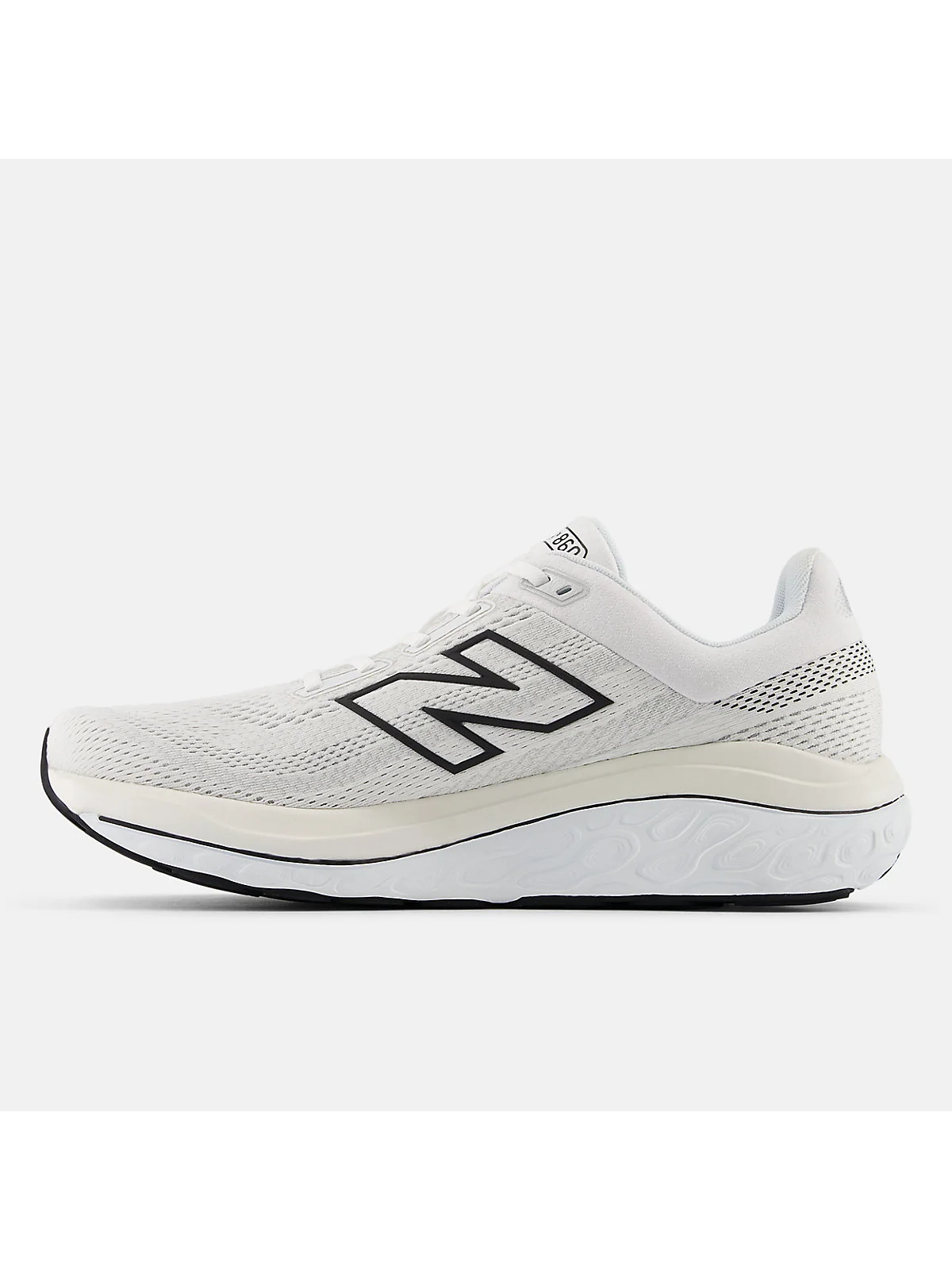 Крупный план верха беговых кроссовок New Balance: сетка и синтетика, логотип N.
