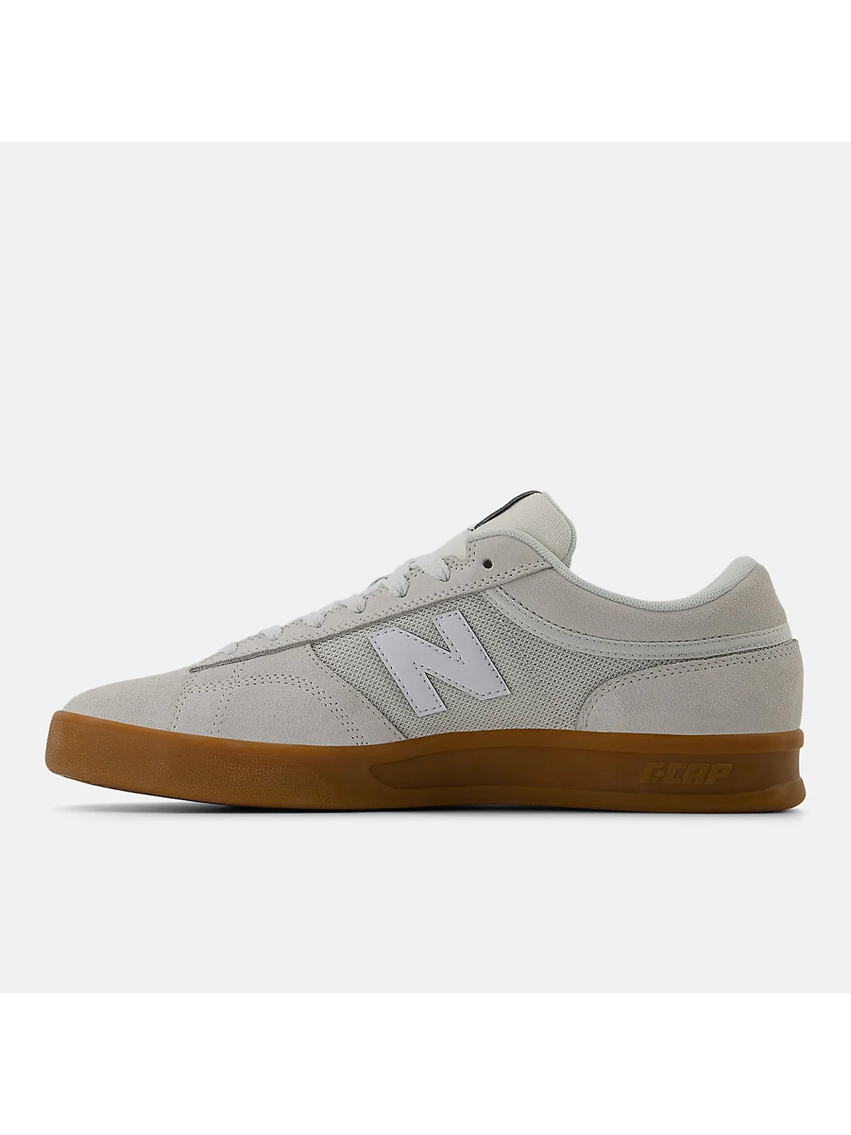 Сбоку кроссовки New Balance 430, видна замша и переход к коричневой подошве.