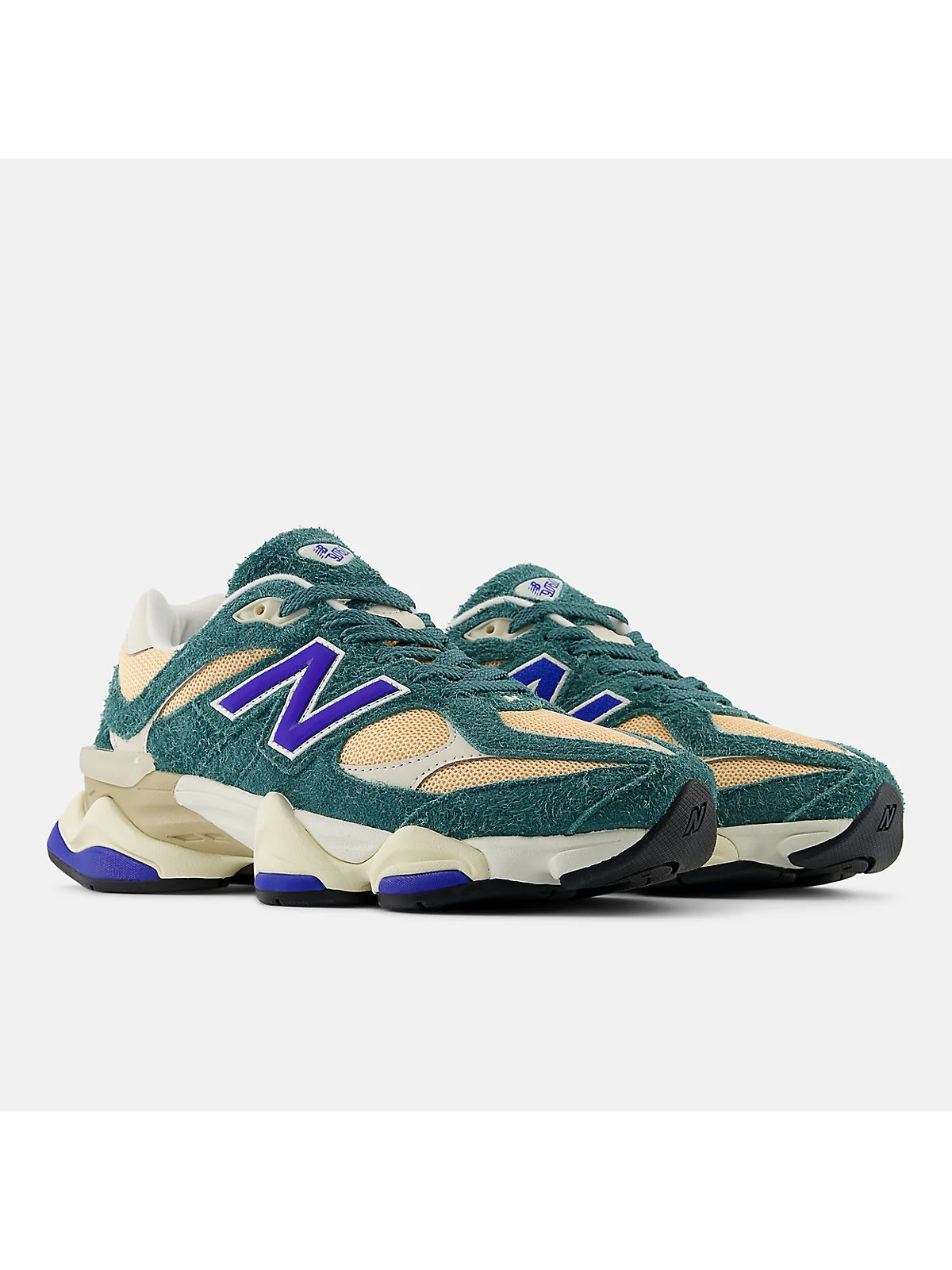 Другой боковой ракурс кроссовок New Balance 9060 с красными деталями.