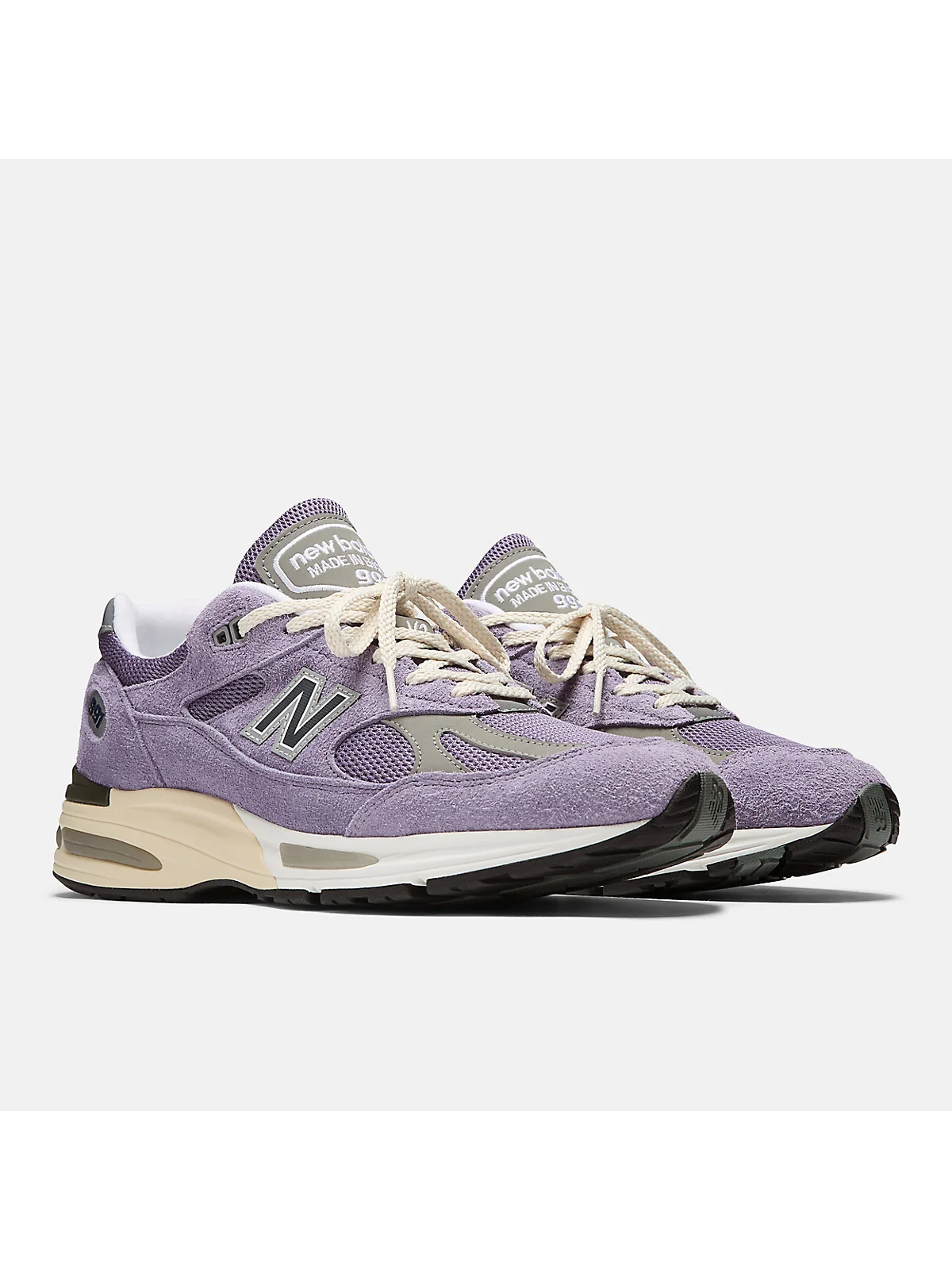 Другой вид сбоку кроссовок New Balance 991v2 Grounded с пастельными вставками.