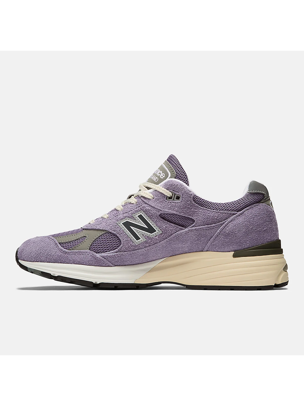 Деталь золотистой замши и сетки кроссовок New Balance 991v2.