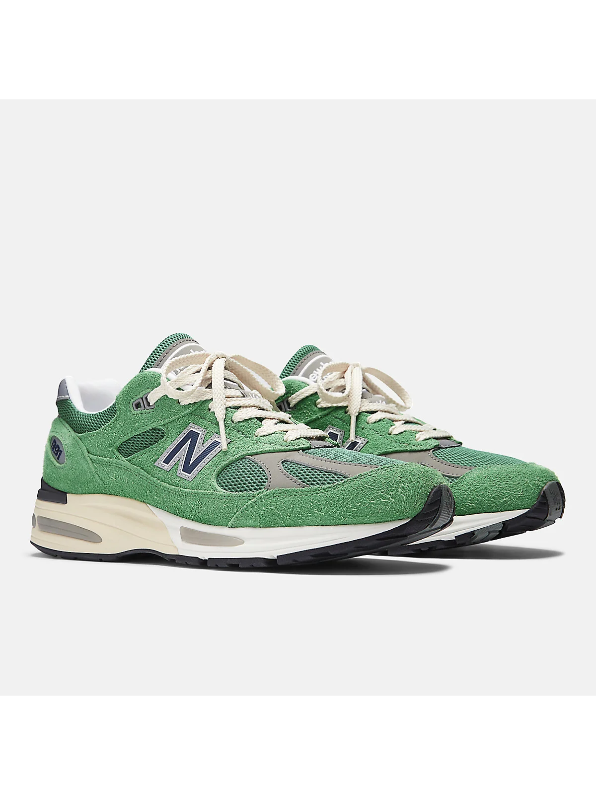 Другой боковой ракурс кроссовок New Balance 991v2 с голубой джинсовой текстурой.