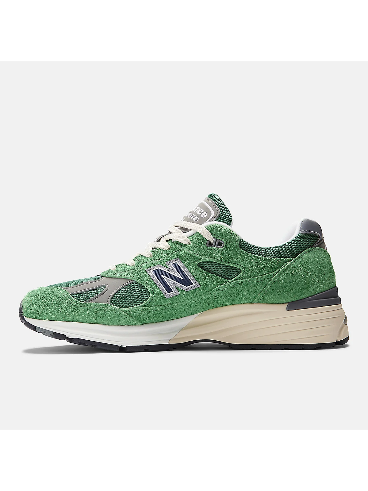 Деталь голубой денимовой текстуры кроссовок New Balance 991v2 Grounded.