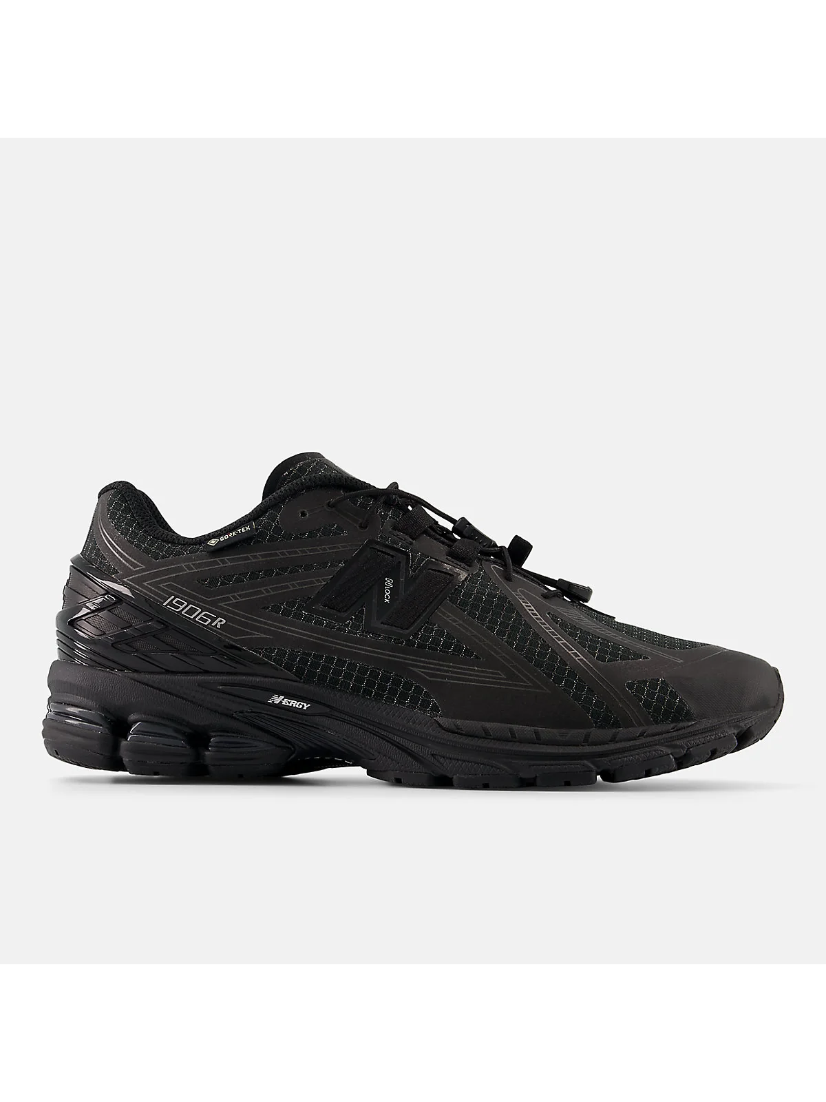 Чёрные кроссовки New Balance U1906XV1 Gore-Tex с текстурированной сеткой, вид сбоку.