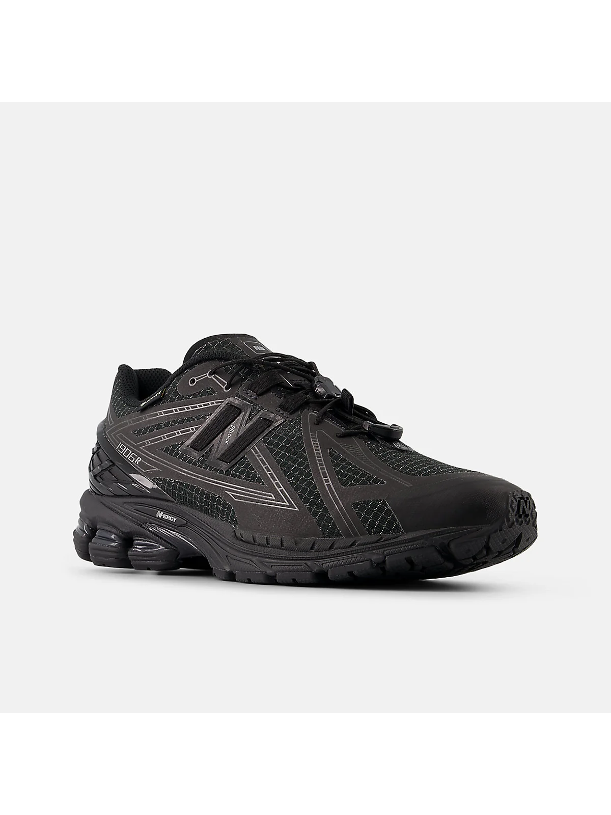 Чёрные кроссовки New Balance U1906XV1 Gore-Tex, вид трёхчетвёрти сбоку.