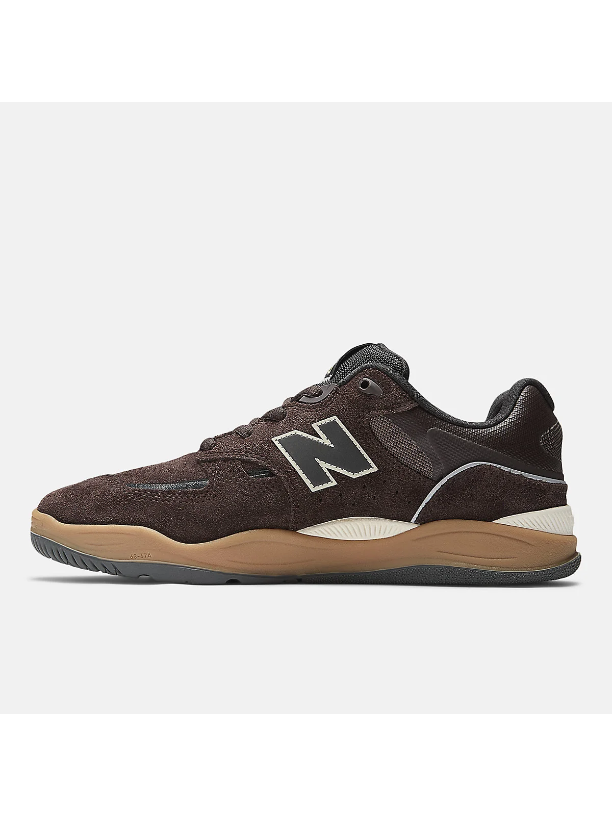 Текстура коричневой замши и чёрной кожи на кроссовках New Balance Tiago Lemos 1010.