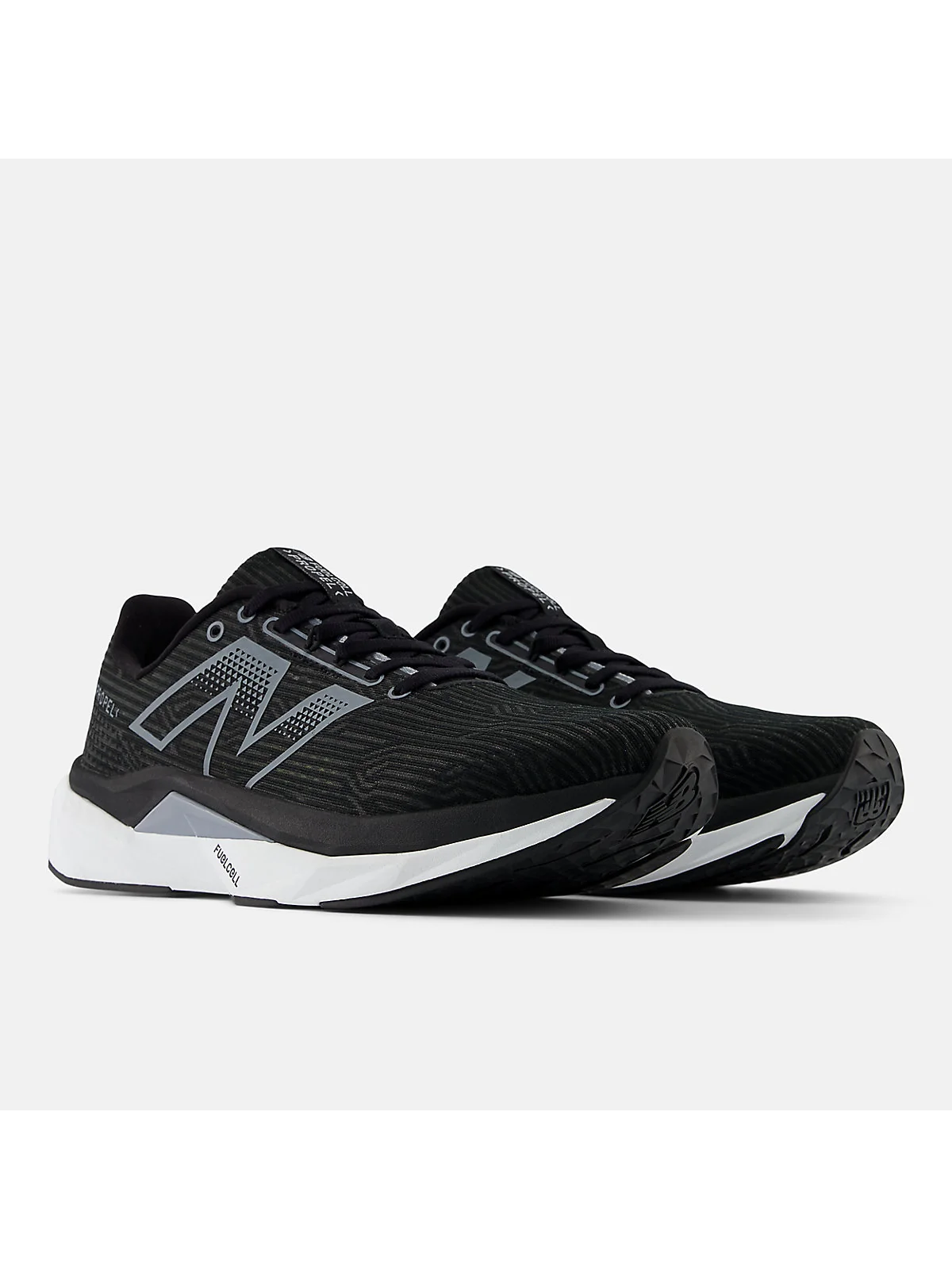 Кроссовки New Balance FuelCell Propel v5, ракурс трёхчетвёрти.