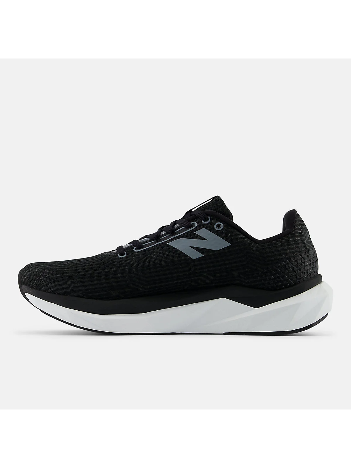 Подошва кроссовок New Balance FuelCell Propel v5 серого цвета.