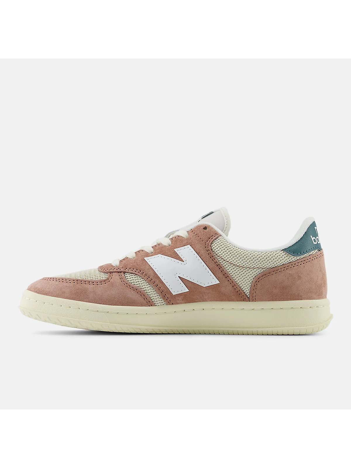 Задняя часть розовых кроссовок New Balance T500 с синим задником