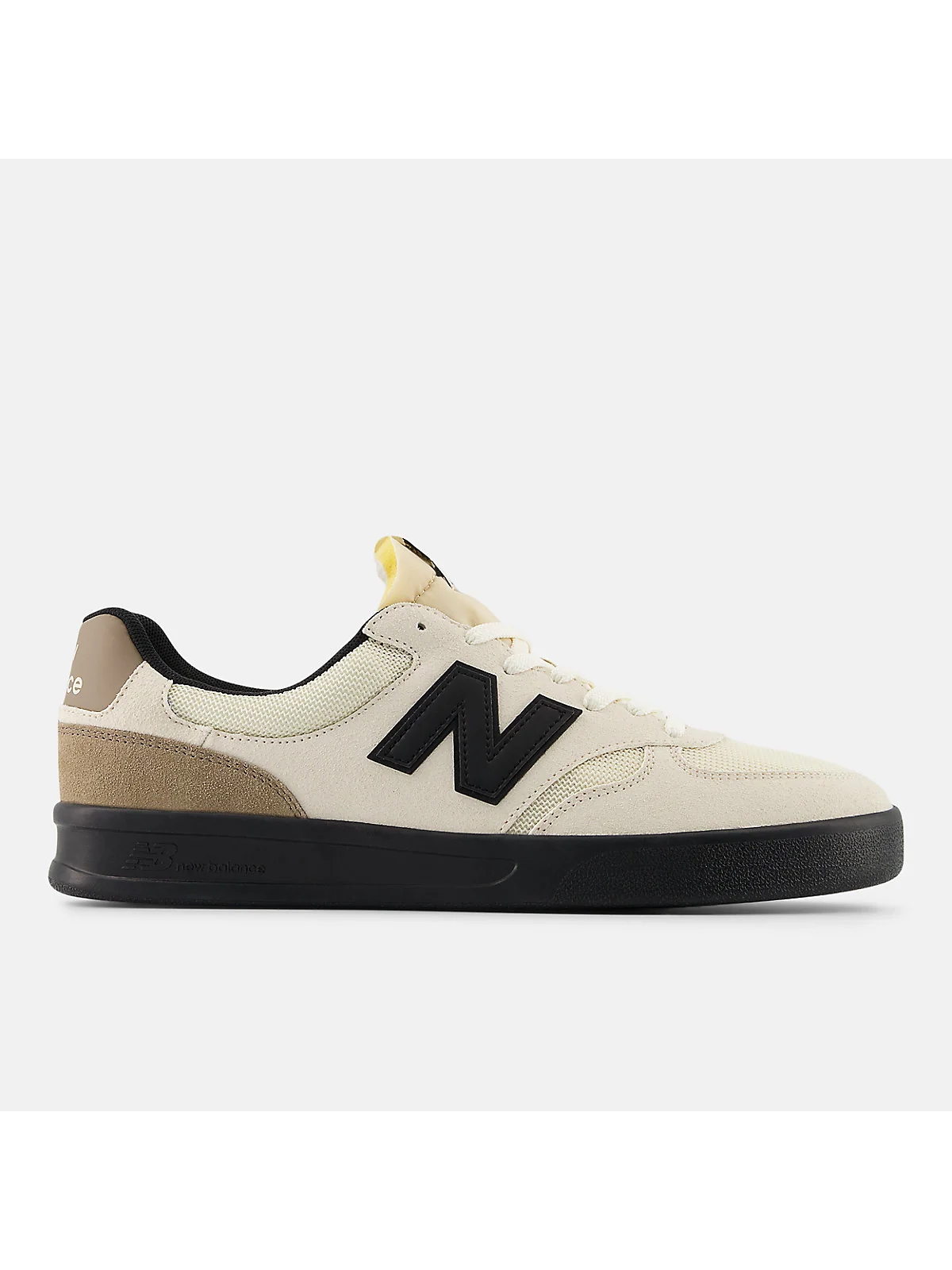 Кеды New Balance CT300 льняного цвета с чёрным логотипом, вид сбоку.
