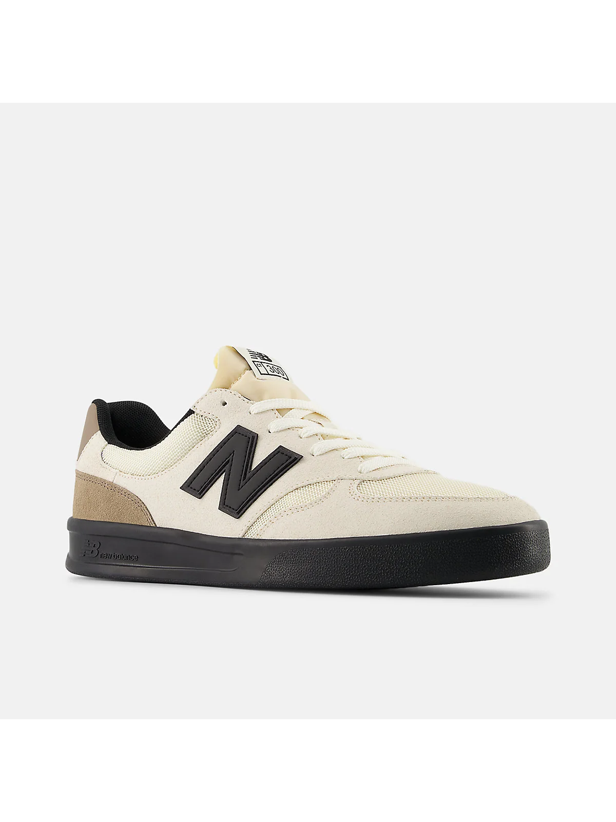 Кеды New Balance CT300 с замшевыми элементами и мягким воротником, вид сбоку.