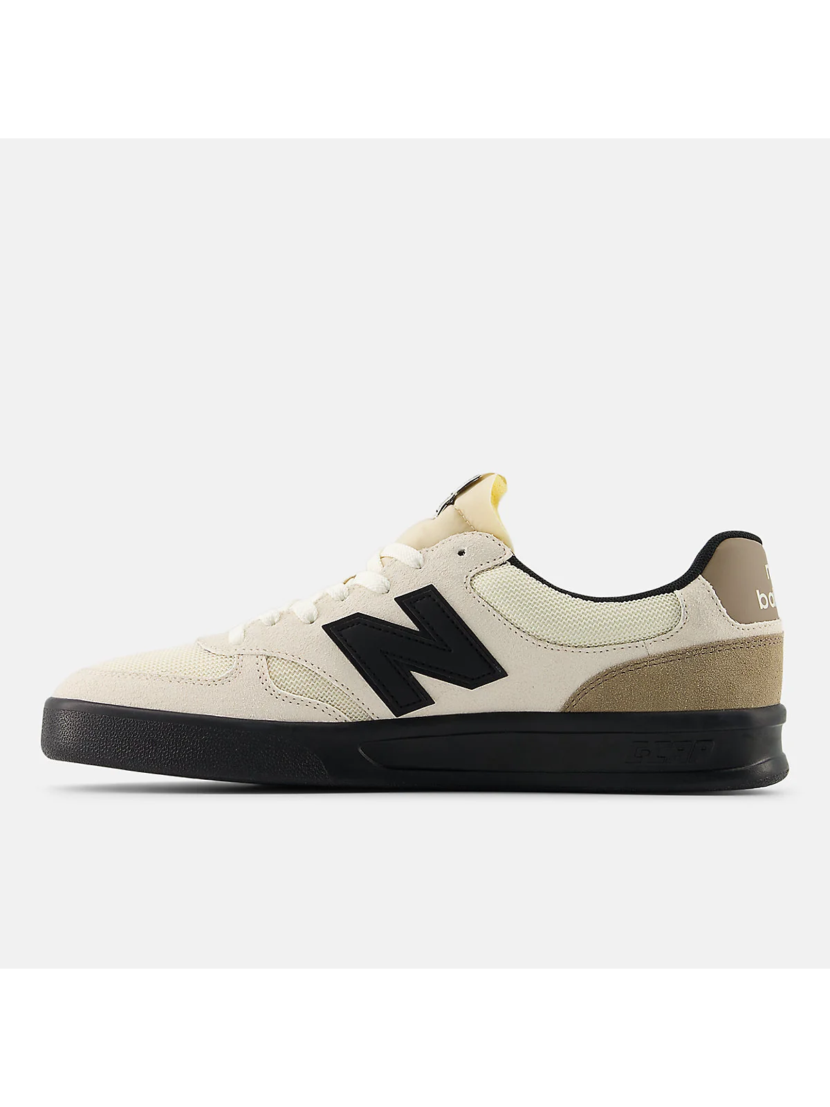 Задняя часть кеда New Balance CT300 с поддержкой щиколотки, вид сбоку.