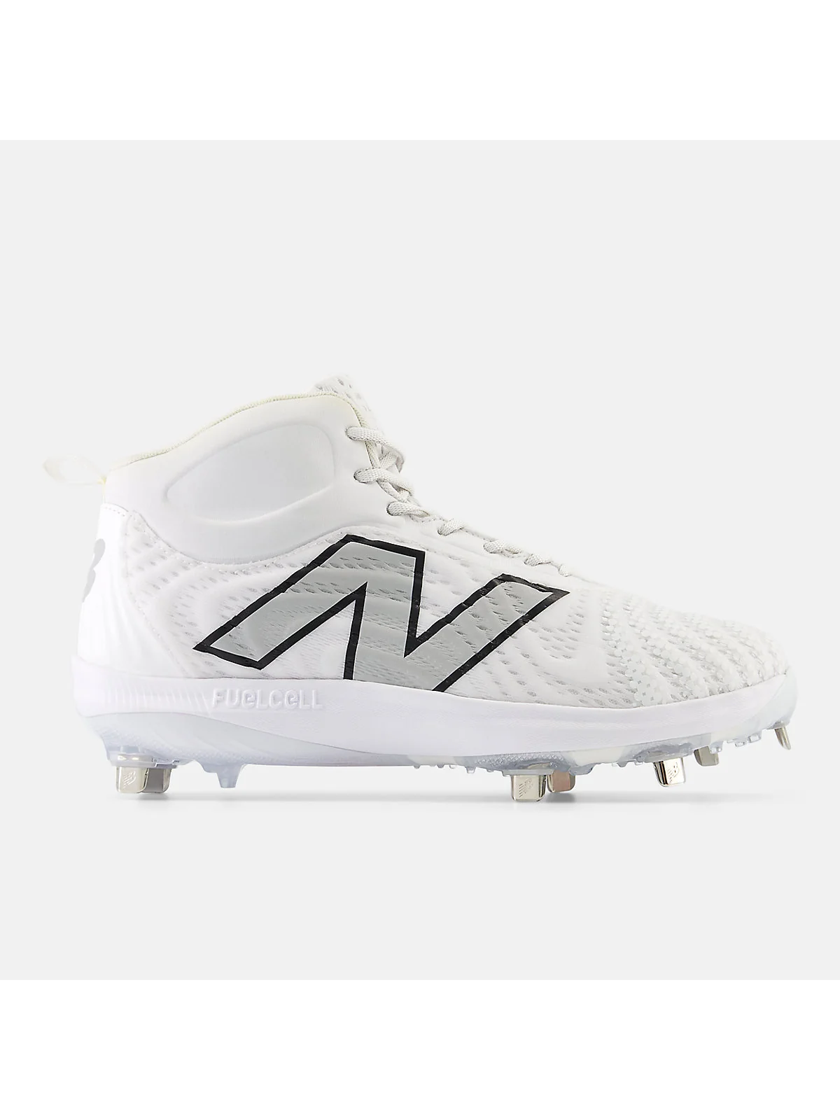 Чёрные кроссовки New Balance FuelCell 4040 v7 с белыми вставками и металлическими шипами, вид сбоку.