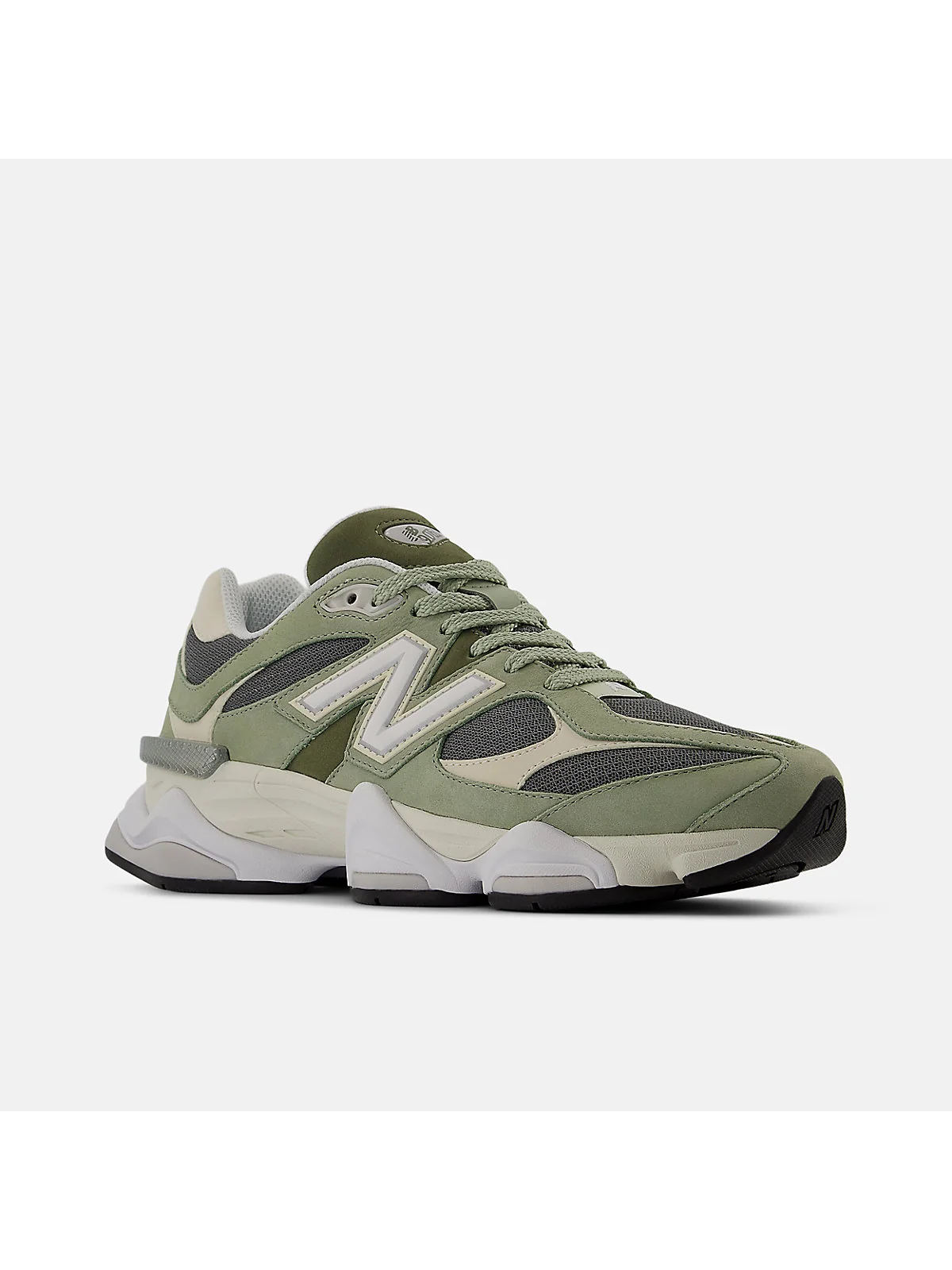 Кроссовки New Balance 9060 голубые, ракурс спереди-сбоку, виден силуэт.