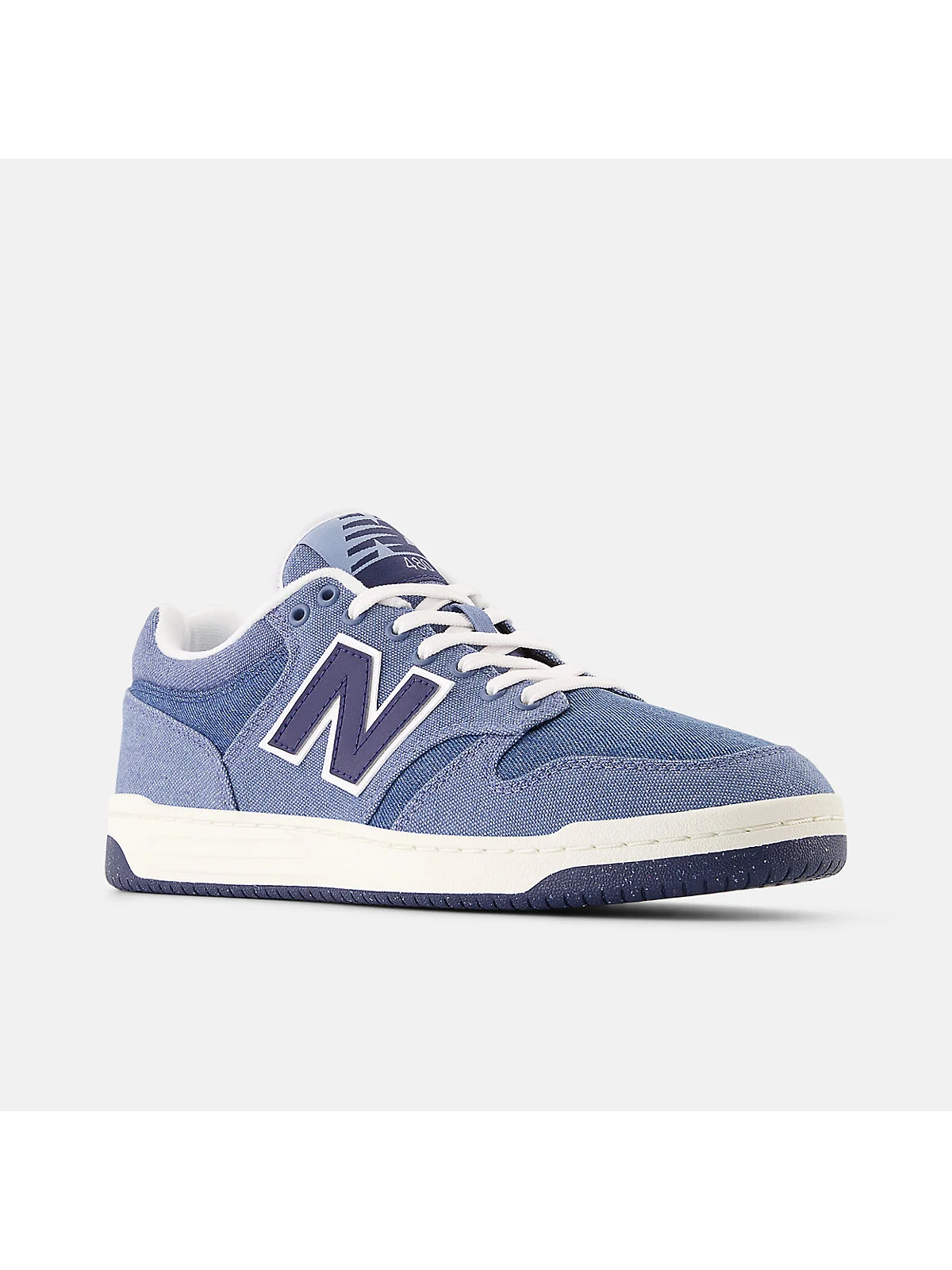 Белые кроссовки New Balance 480, ракурс спереди, виден дизайн верхней части.