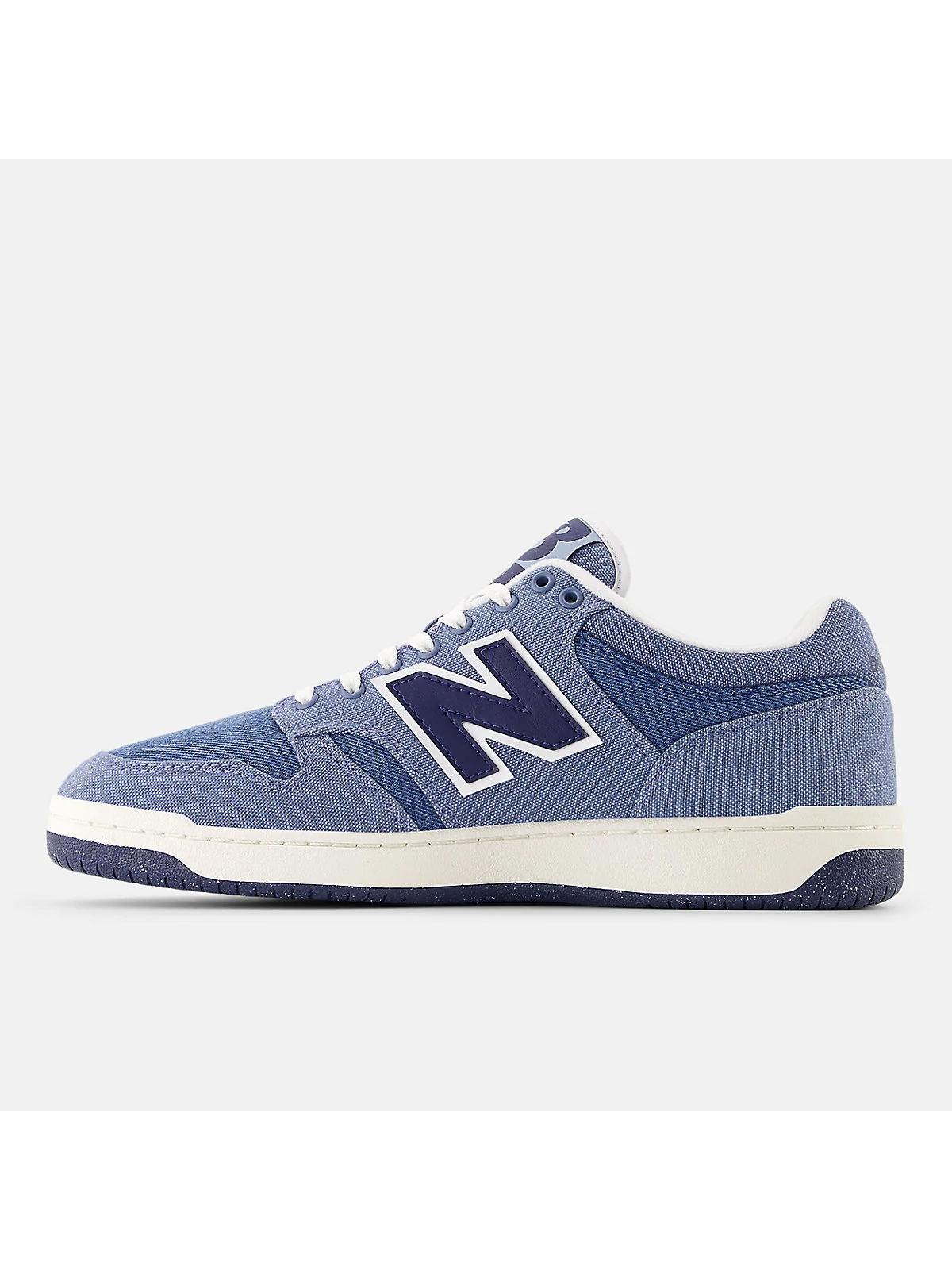 Нижняя часть белых кроссовок New Balance 480, подошва и рант.