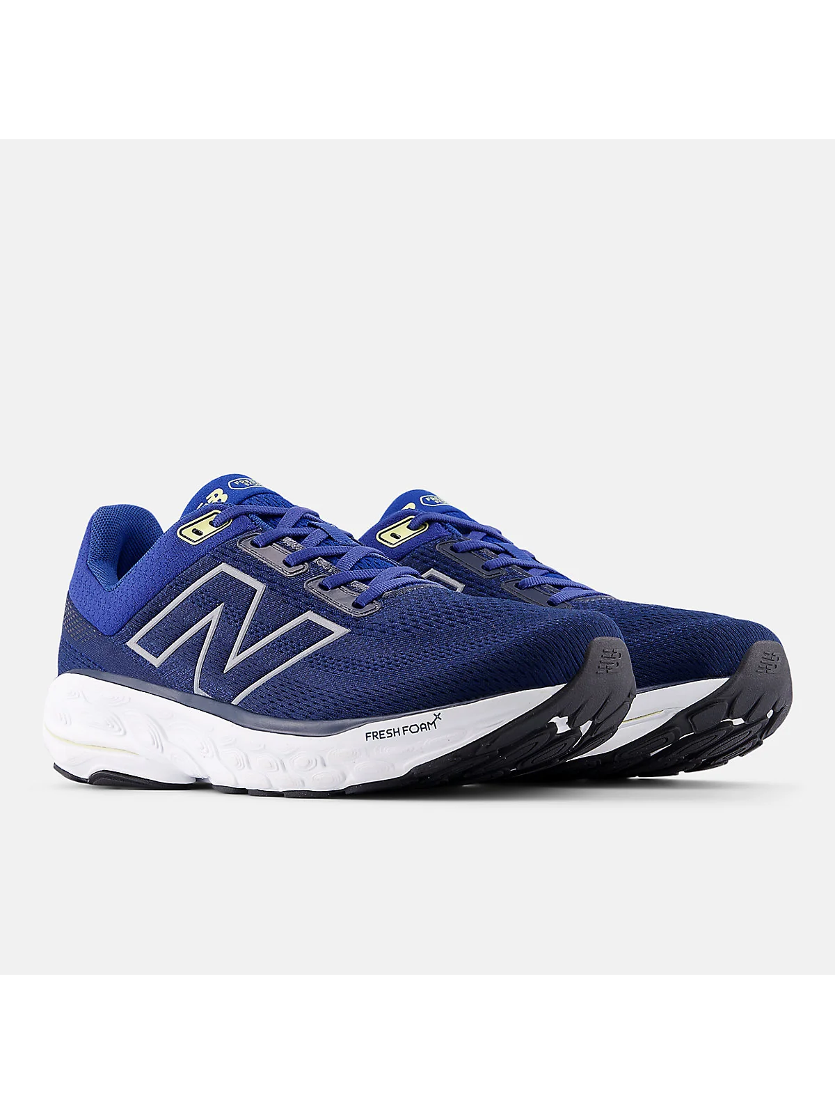 Многоцветный кроссовок New Balance 860v14 со стороны пяток, фиолетовый и жёлтый акценты.