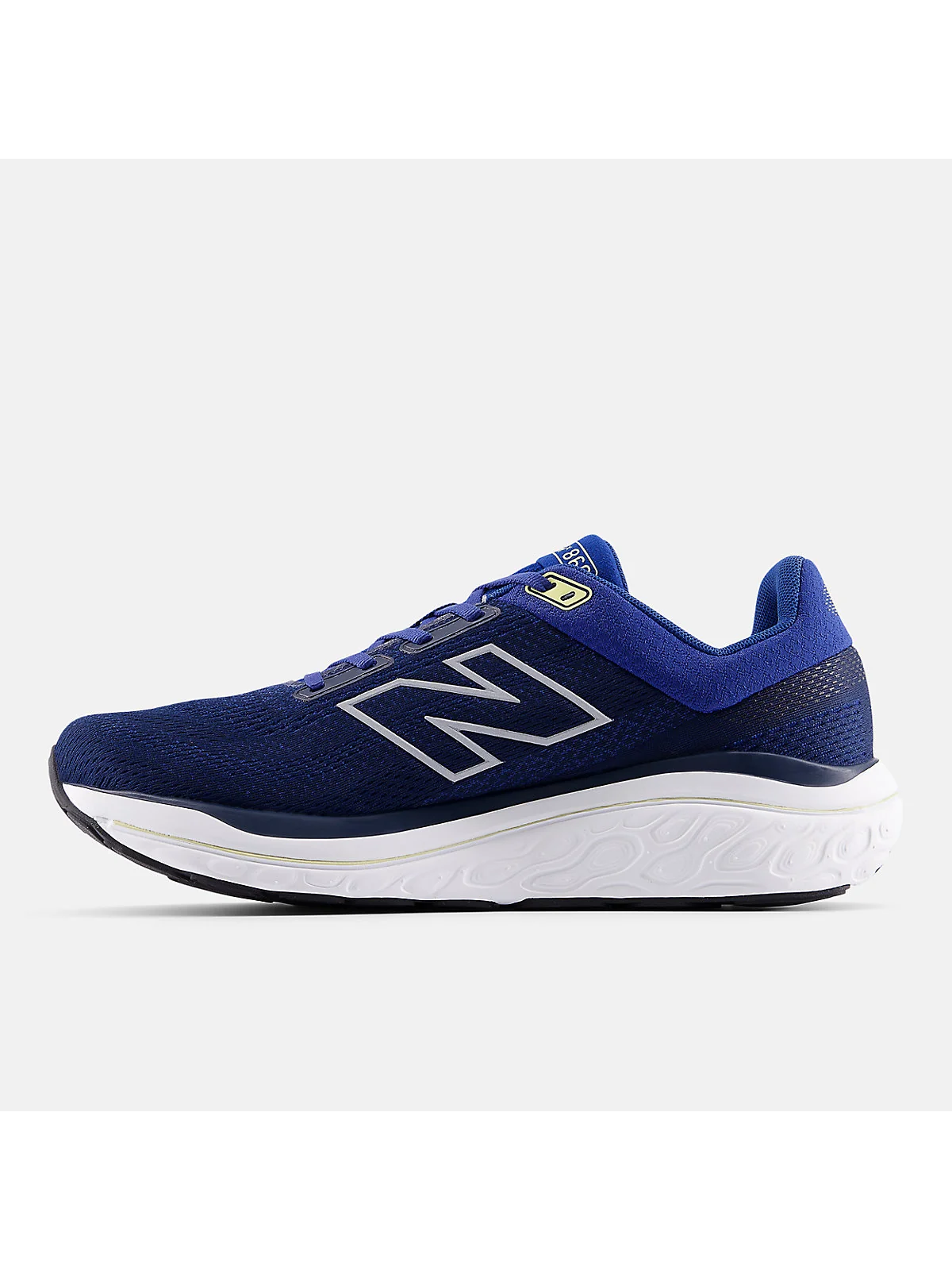 Подошва многоцветного кроссовка New Balance 860v14 с контрастными панелями.