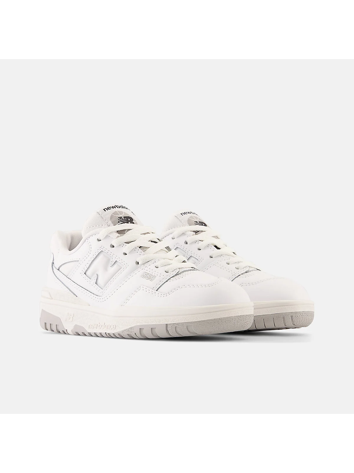 Белые кроссовки New Balance 550, вид сбоку.