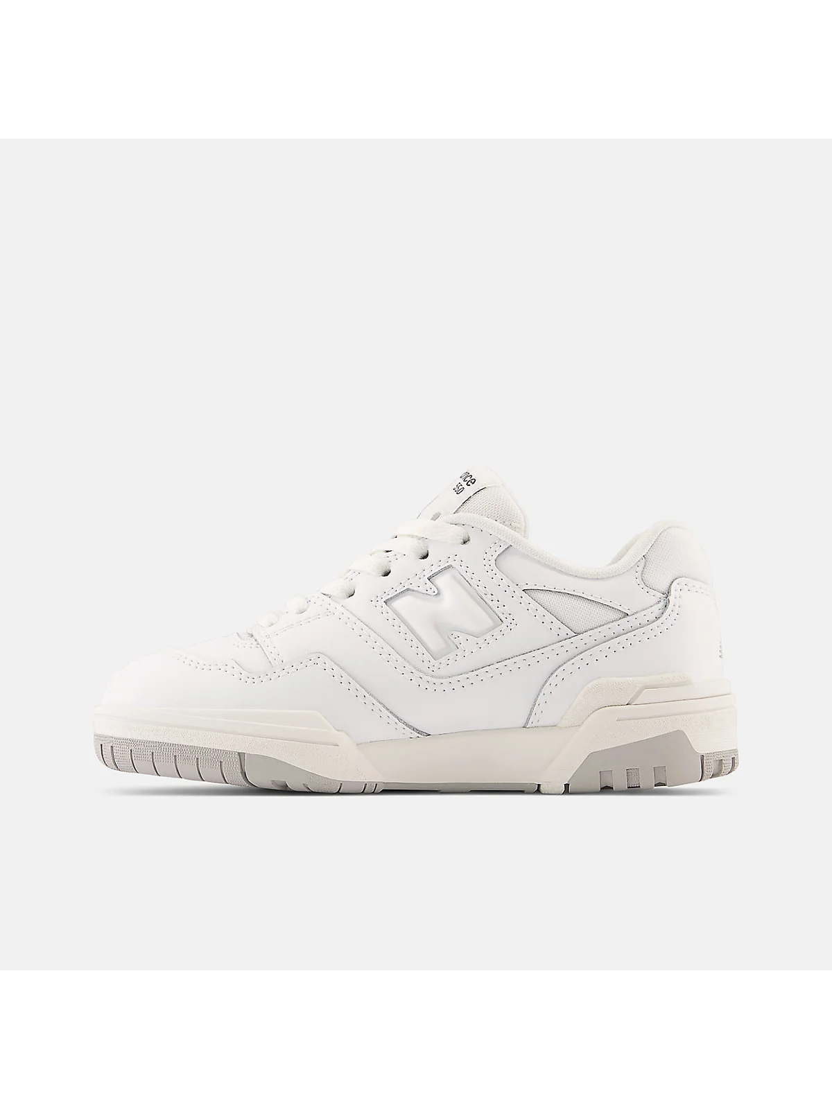 Подошва белых кроссовок New Balance 550, вид со спины.