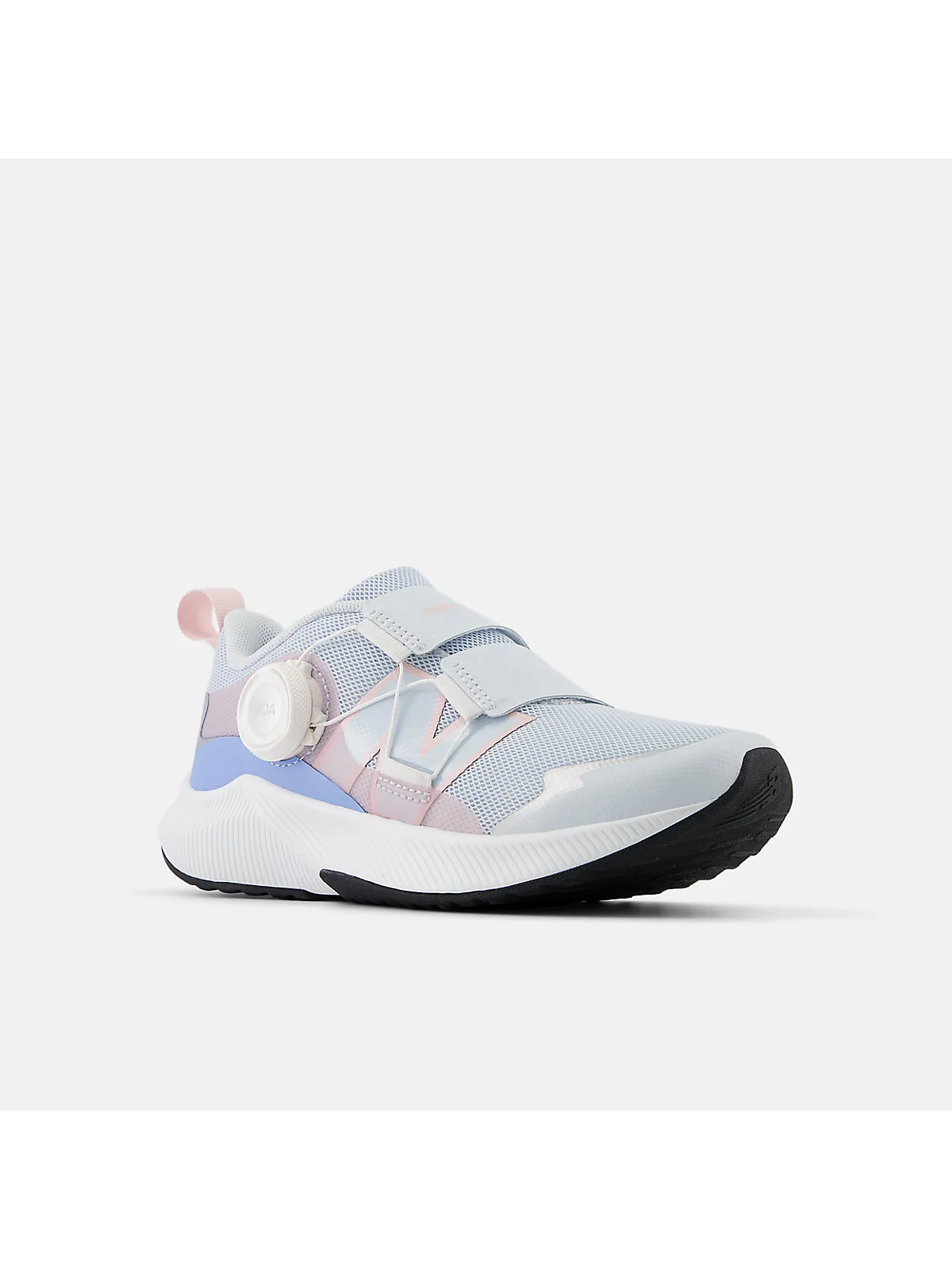 New Balance DynaSoft Reveal v4 с системой BOA, вид под углом.