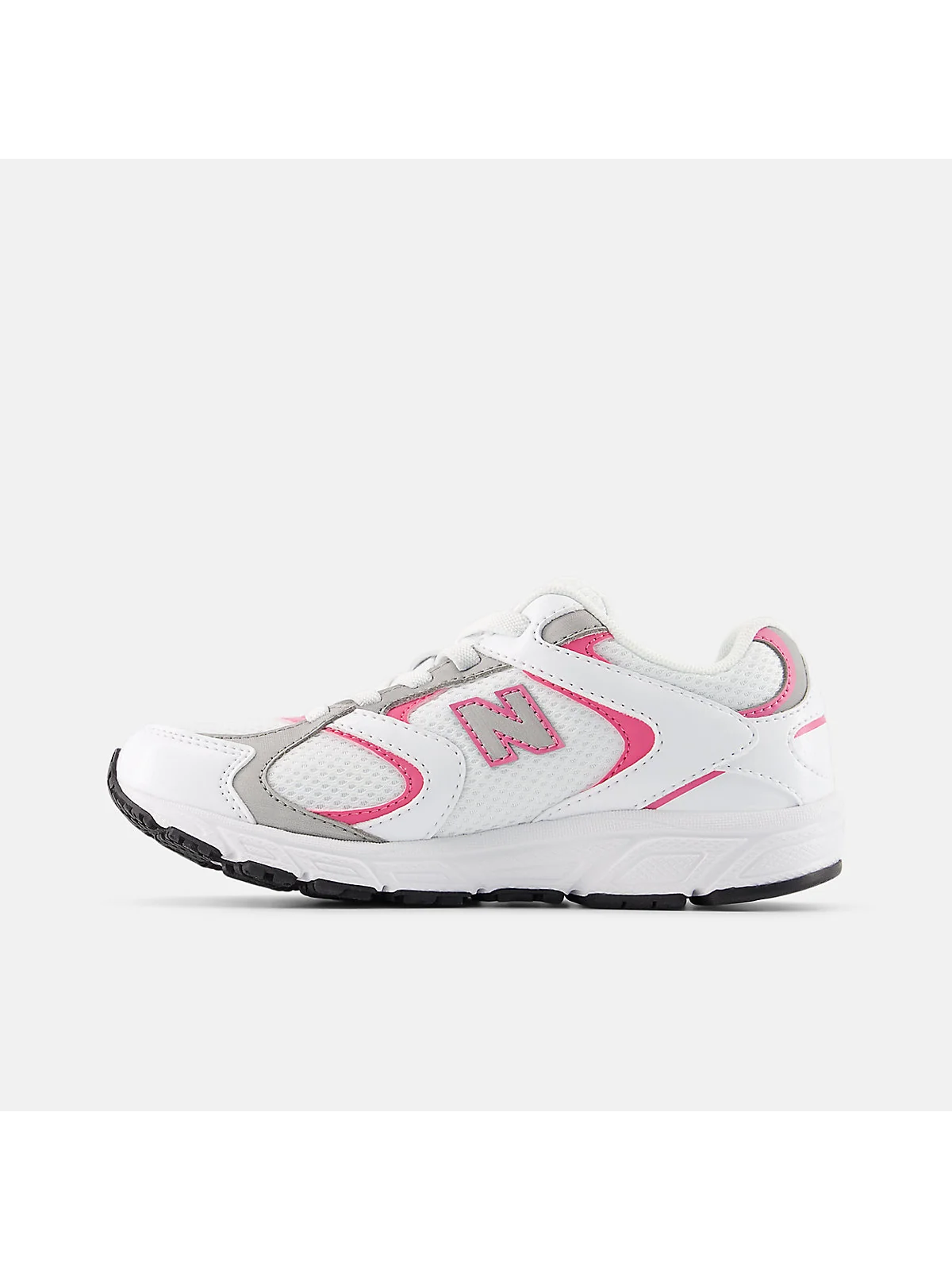 Верх обуви с серебристыми вставками и система Bungee New Balance 408.