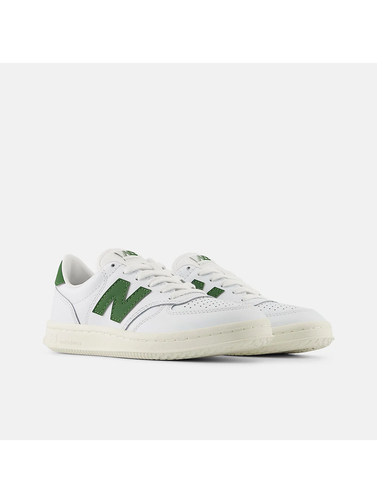 Кроссовки New Balance T500 белый верх с чёрным логотипом и шнурками, фронтальный вид